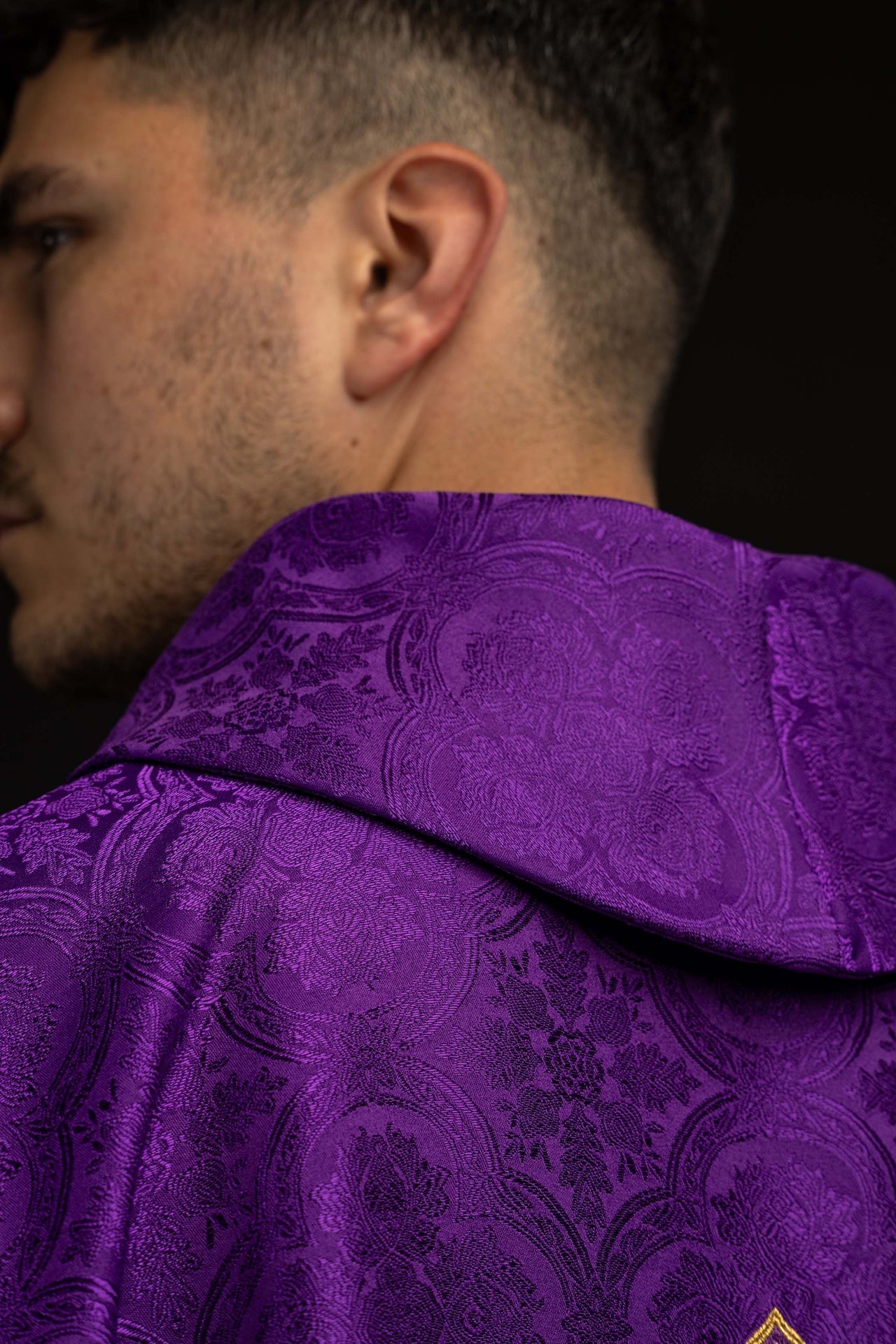 Violette Kasel mit Kreuz aus Jacquardstoff - MESSGEWANDER.DE