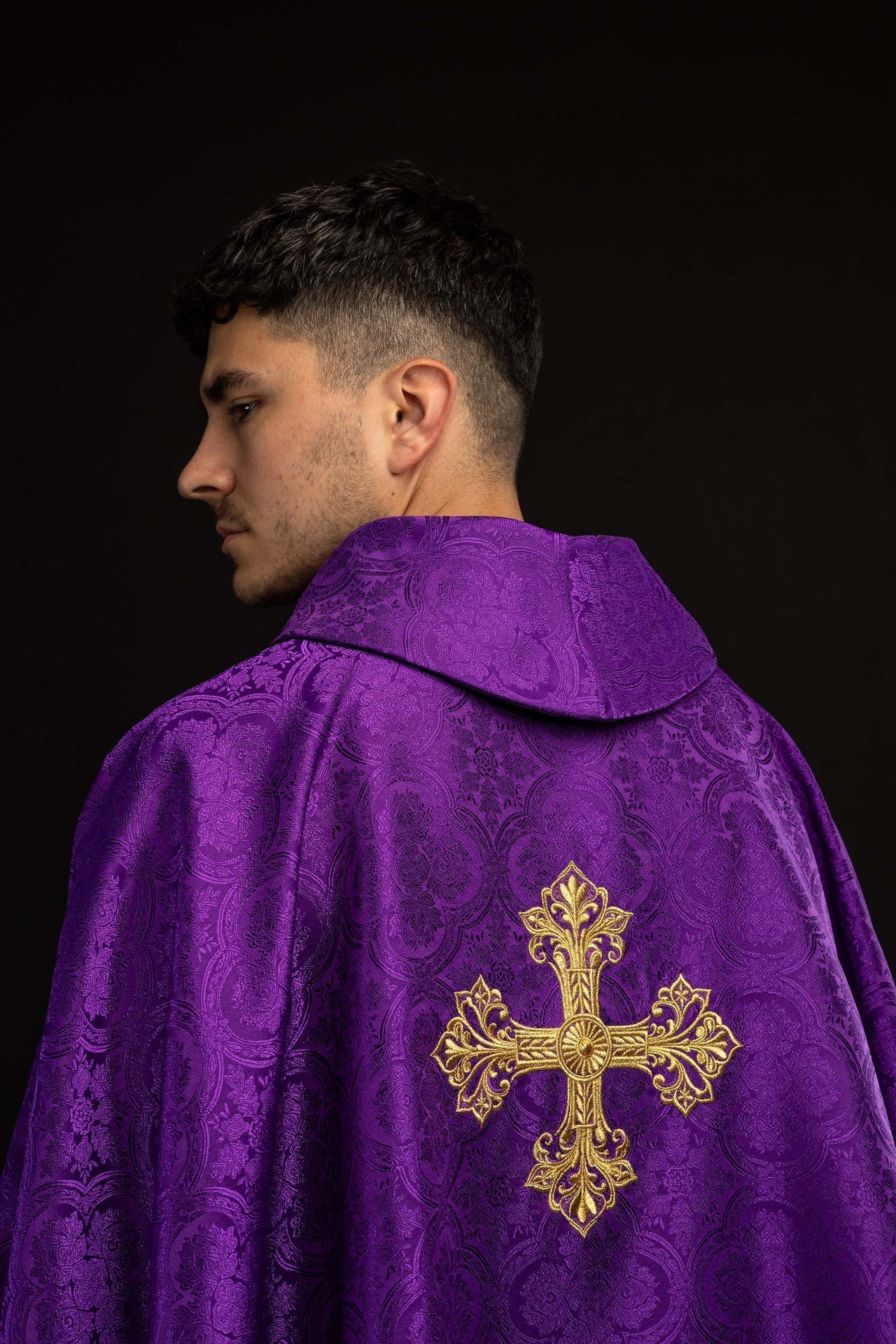 Violette Kasel mit Kreuz aus Jacquardstoff - MESSGEWANDER.DE