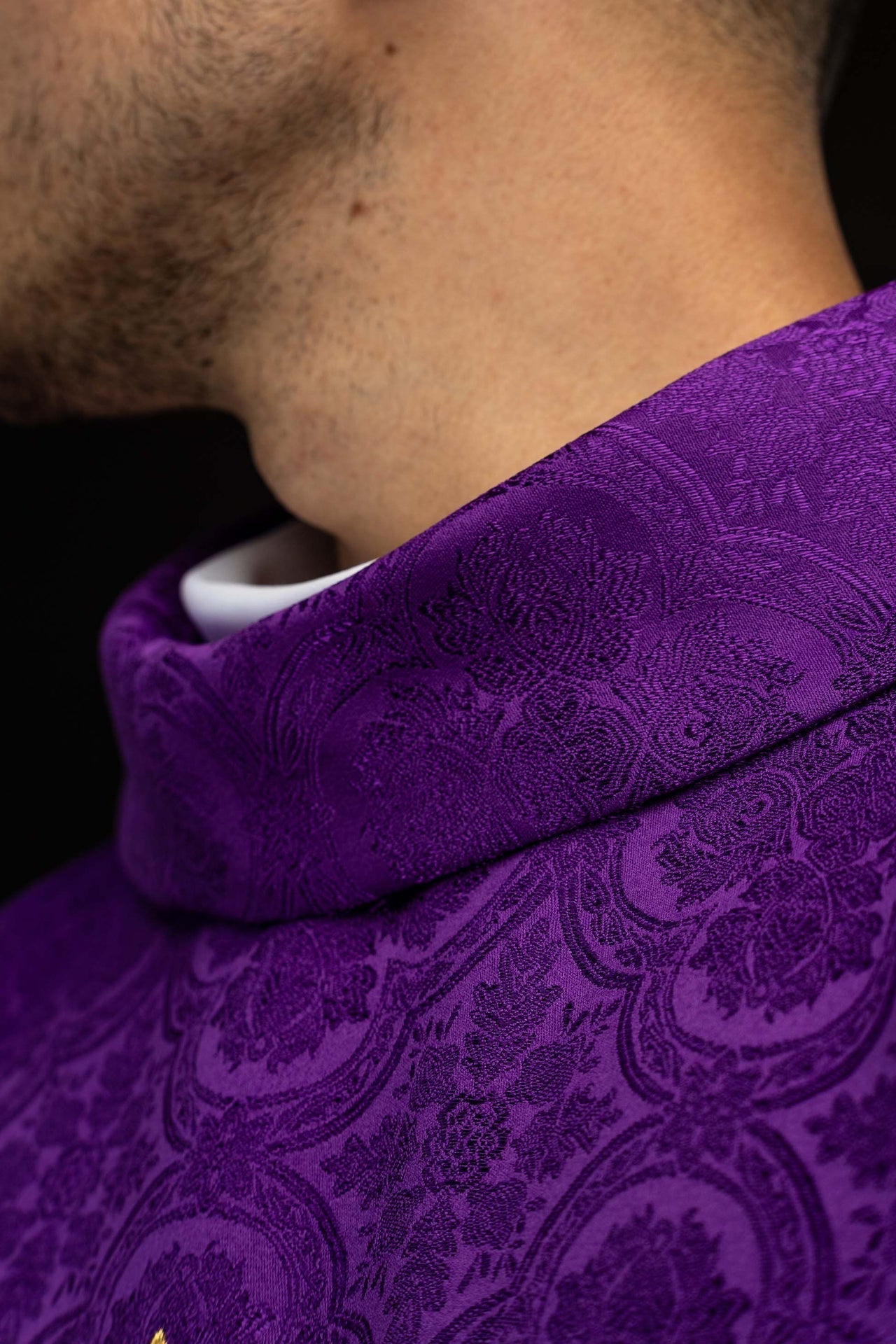 Violette Kasel mit Kreuz aus Jacquardstoff - MESSGEWANDER.DE