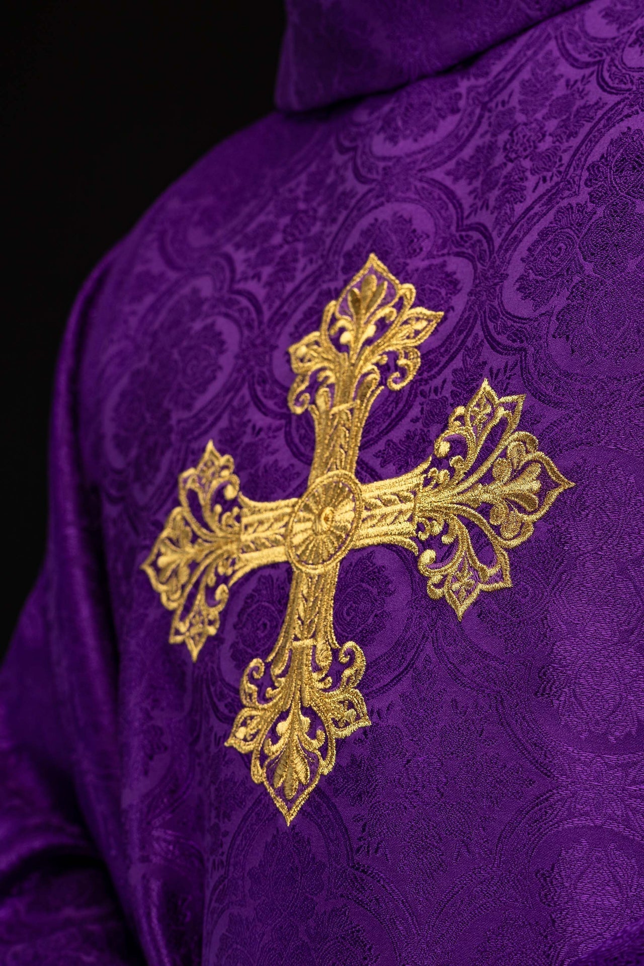 Violette Kasel mit Kreuz aus Jacquardstoff - MESSGEWANDER.DE