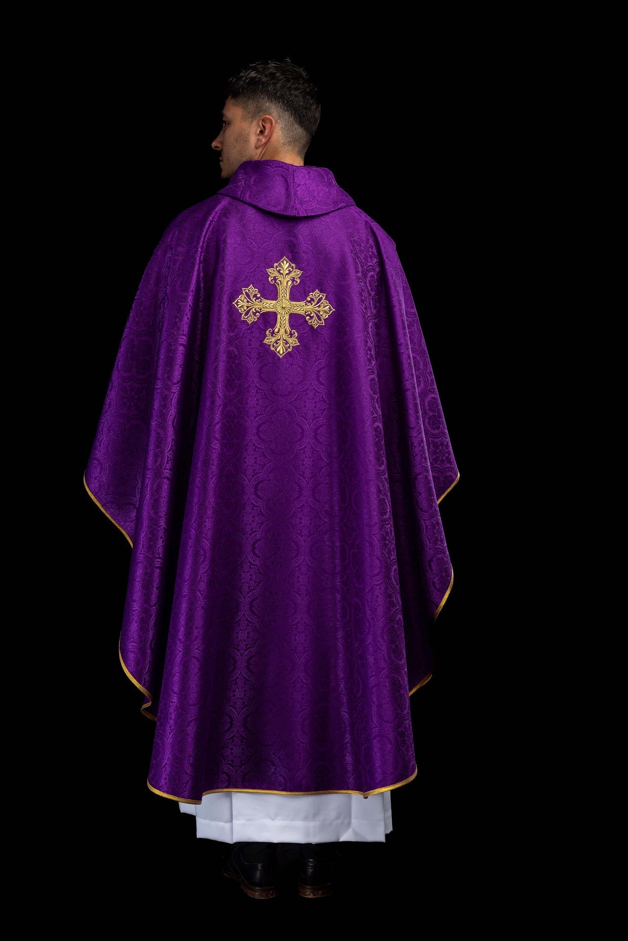 Violette Kasel mit Kreuz aus Jacquardstoff - MESSGEWANDER.DE