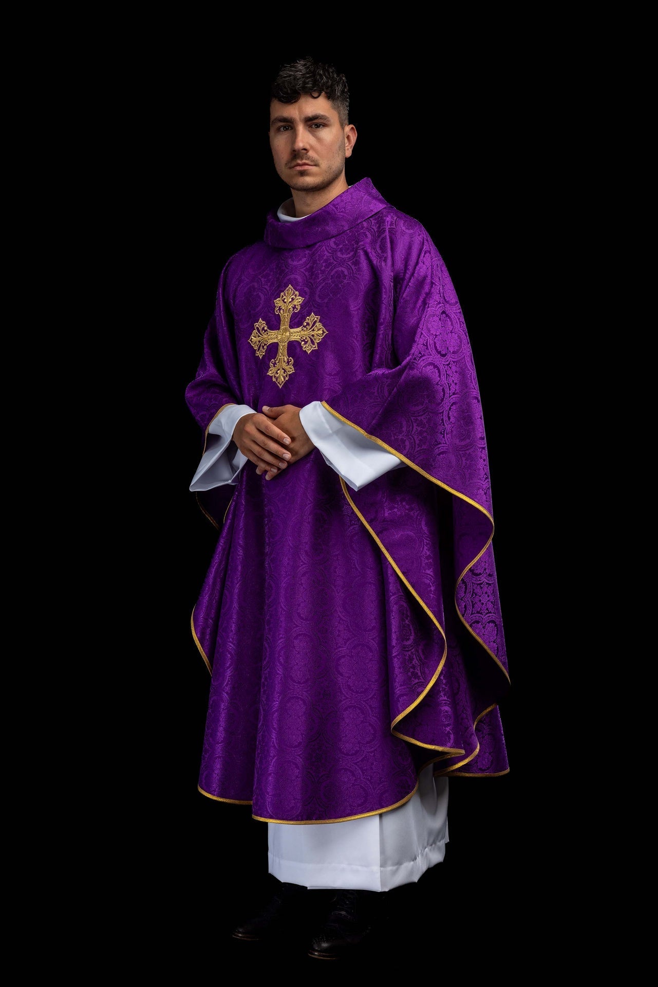 Violette Kasel mit Kreuz aus Jacquardstoff - MESSGEWANDER.DE