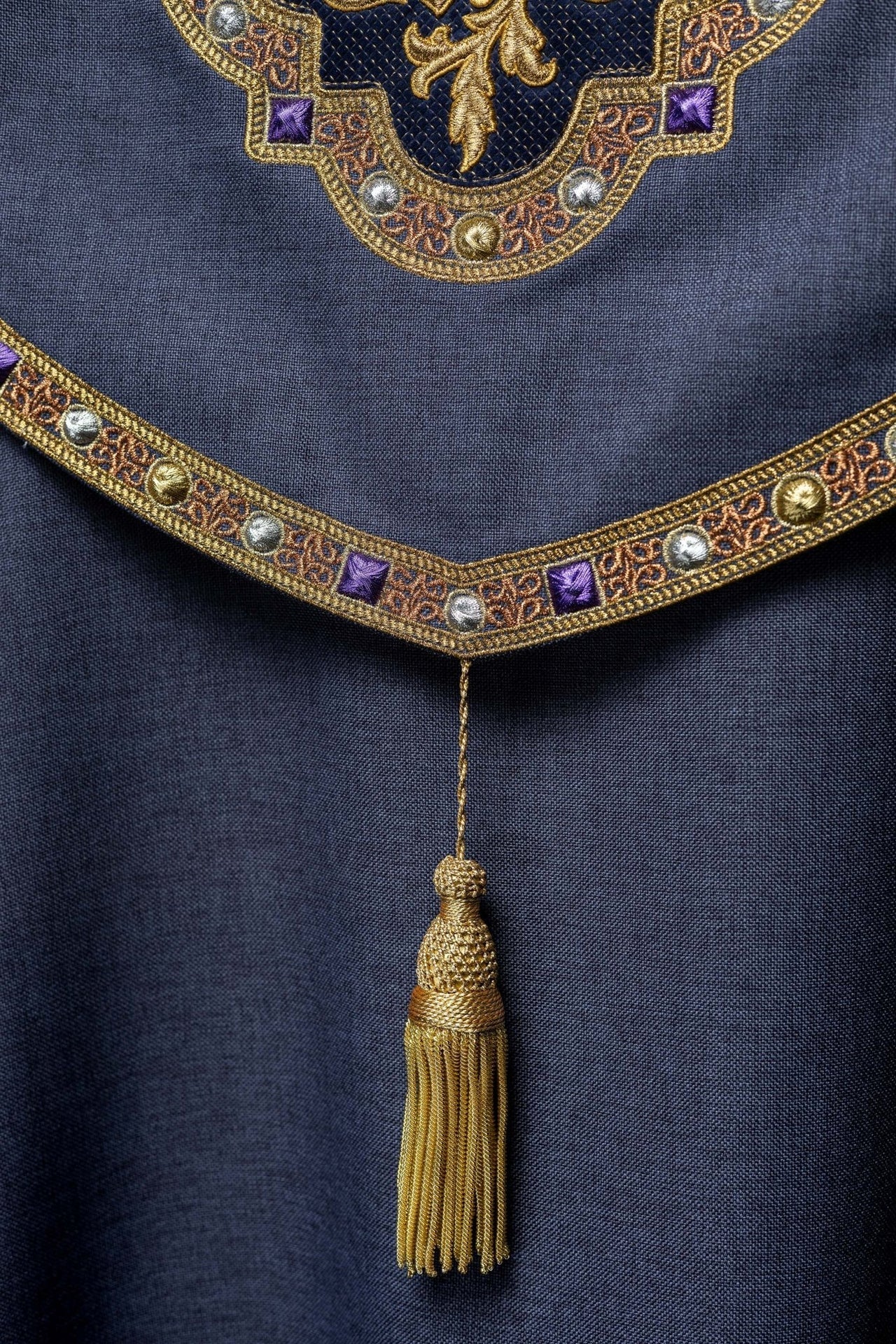 Violette liturgische Kapelle mit goldenem IHS - MESSGEWANDER.DE