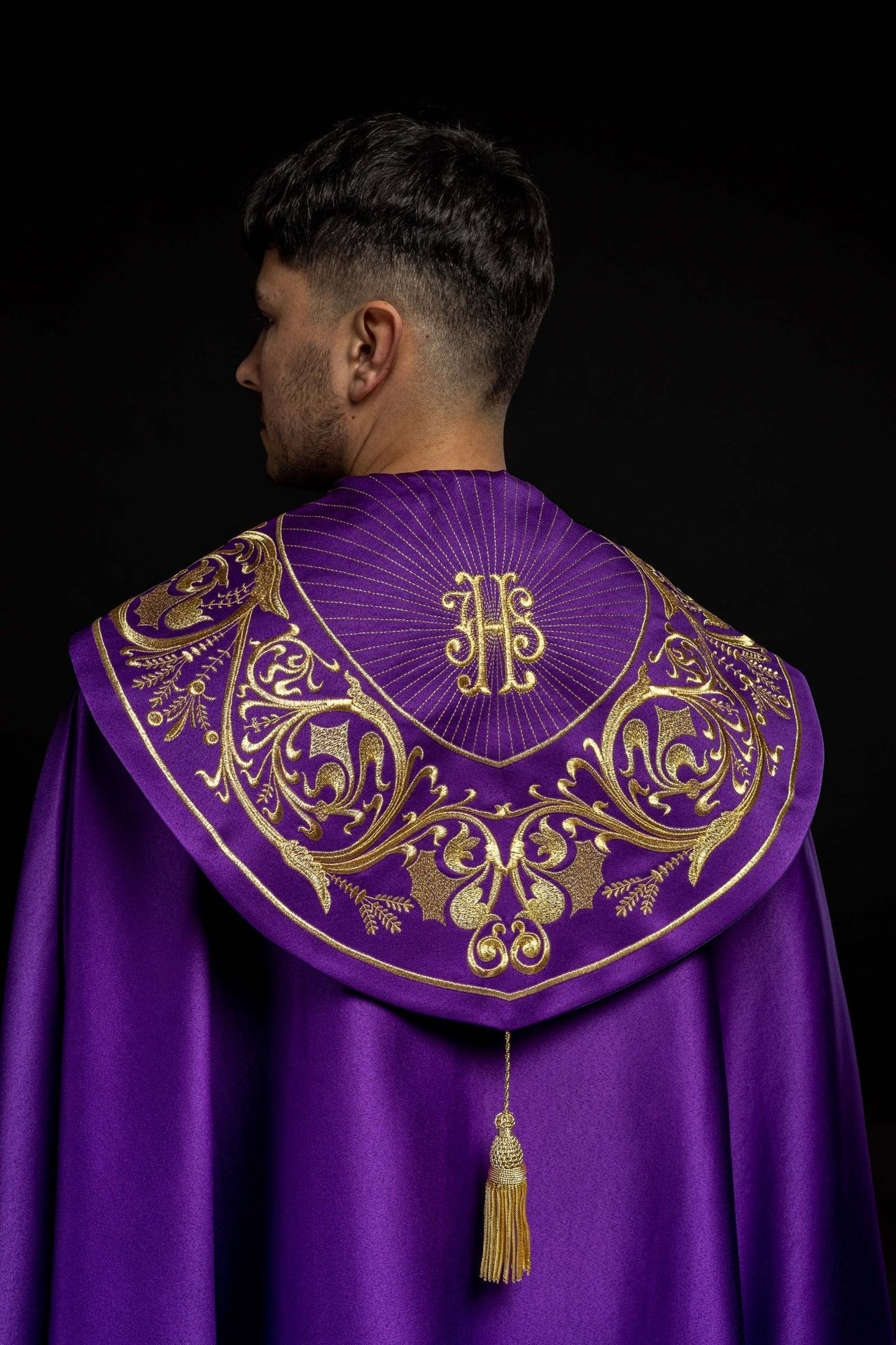 Violette liturgische Kapelle mit goldenem IHS-Monogramm - MESSGEWANDER.DE
