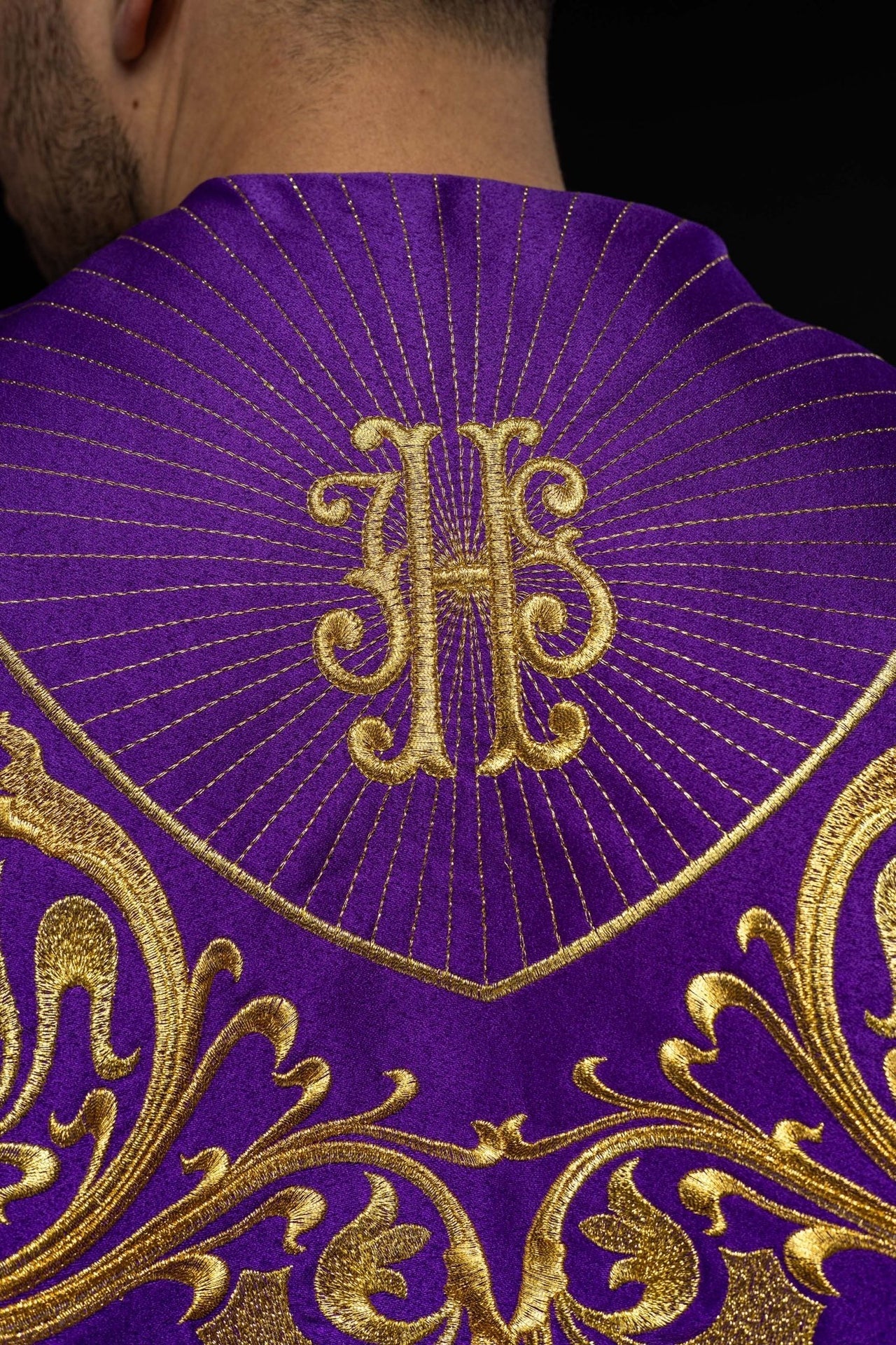 Violette liturgische Kapelle mit goldenem IHS-Monogramm - MESSGEWANDER.DE