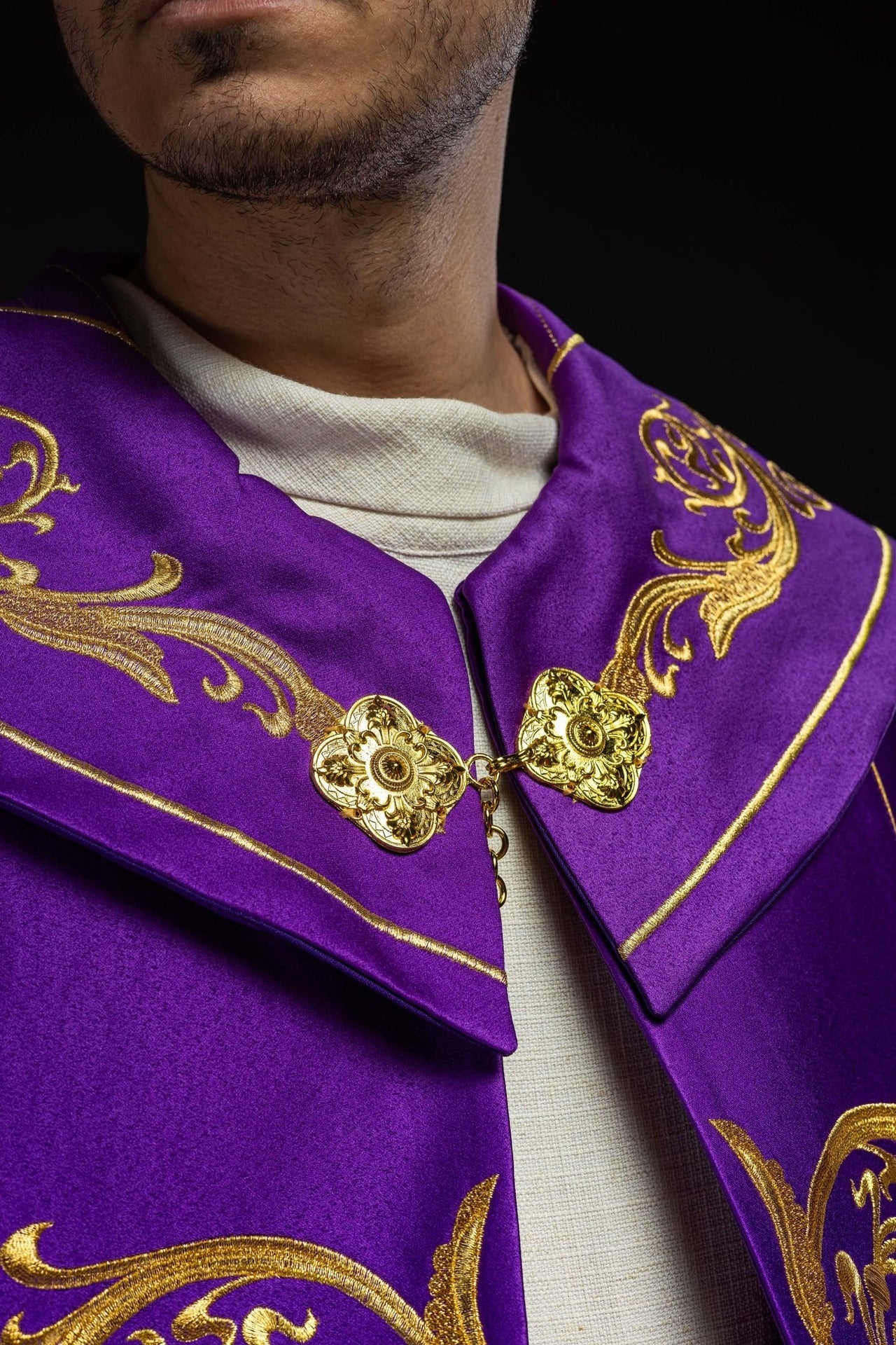 Violette liturgische Kapelle mit goldenem IHS-Monogramm - MESSGEWANDER.DE