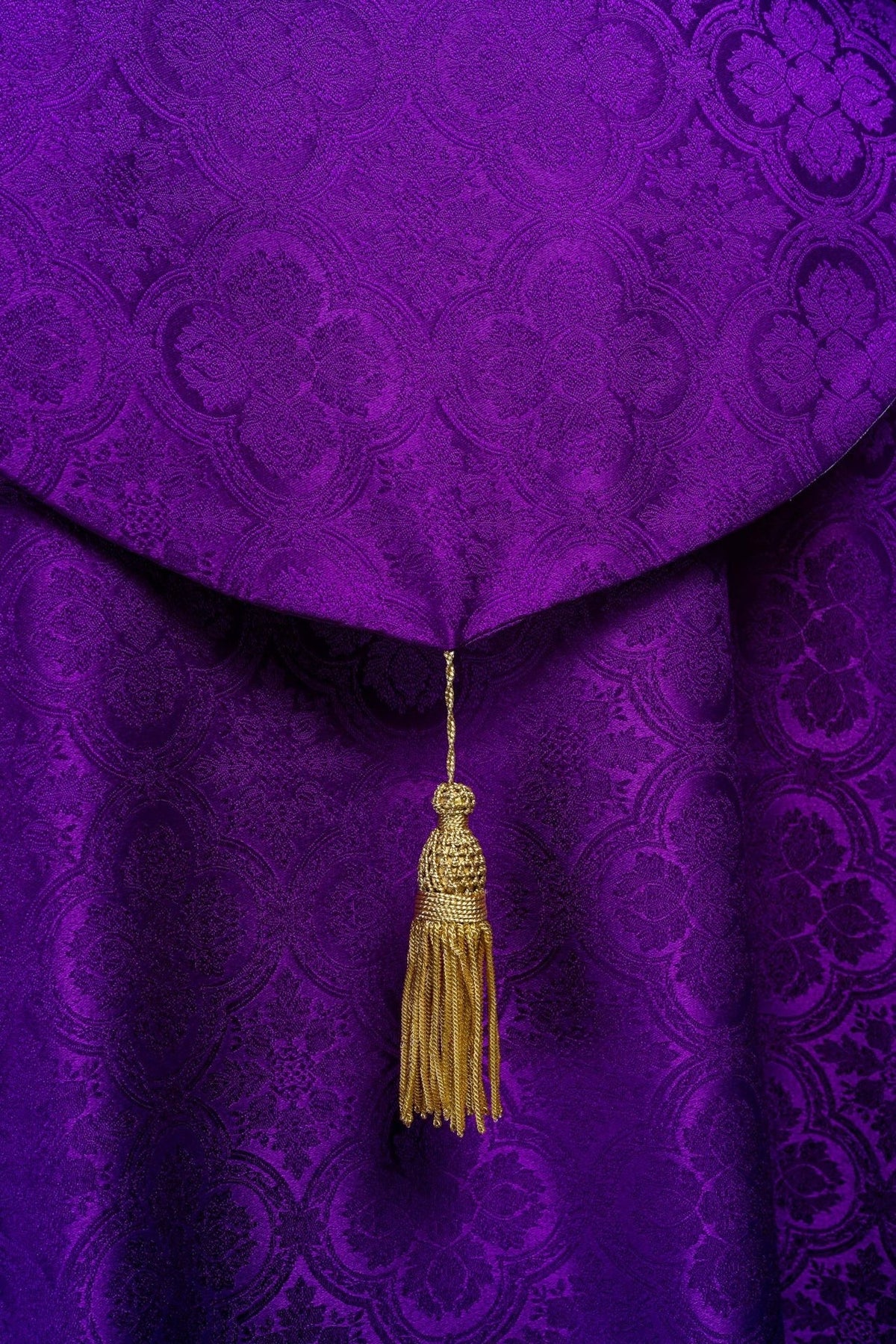 Violette liturgische Kasel aus Jacquard - MESSGEWANDER.DE