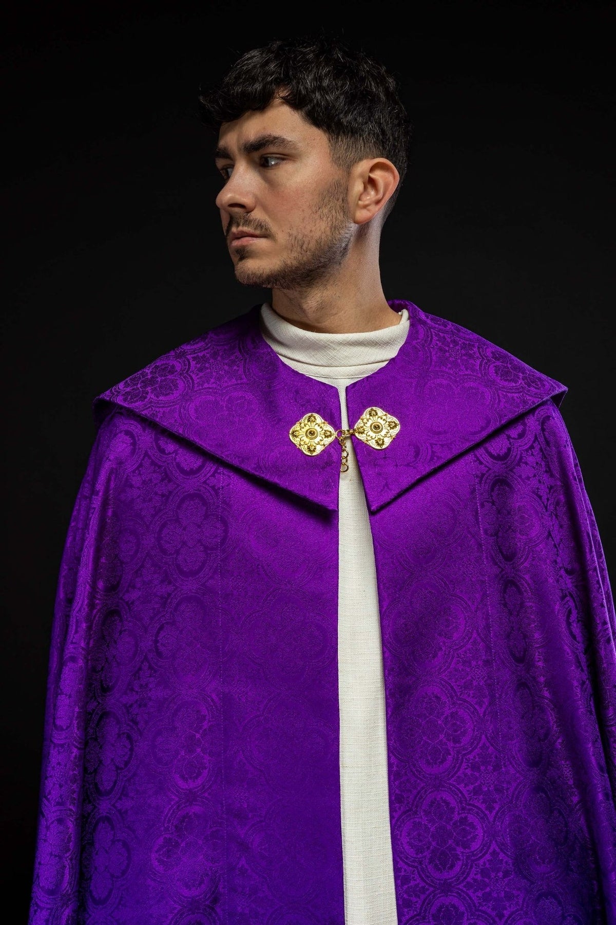 Violette liturgische Kasel aus Jacquard - MESSGEWANDER.DE