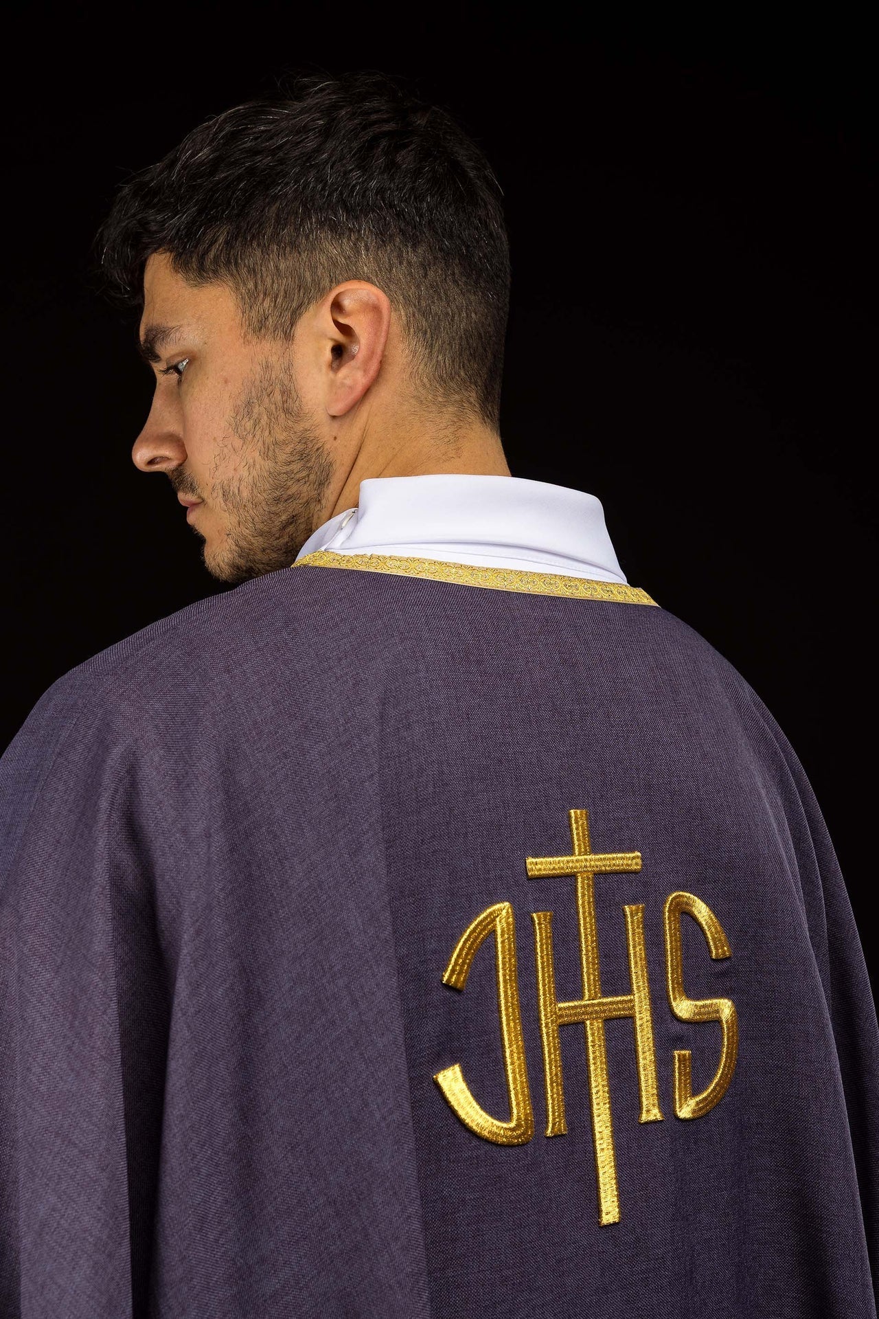 Violette liturgische Kasel mit goldener IHS-Stickerei - MESSGEWANDER.DE
