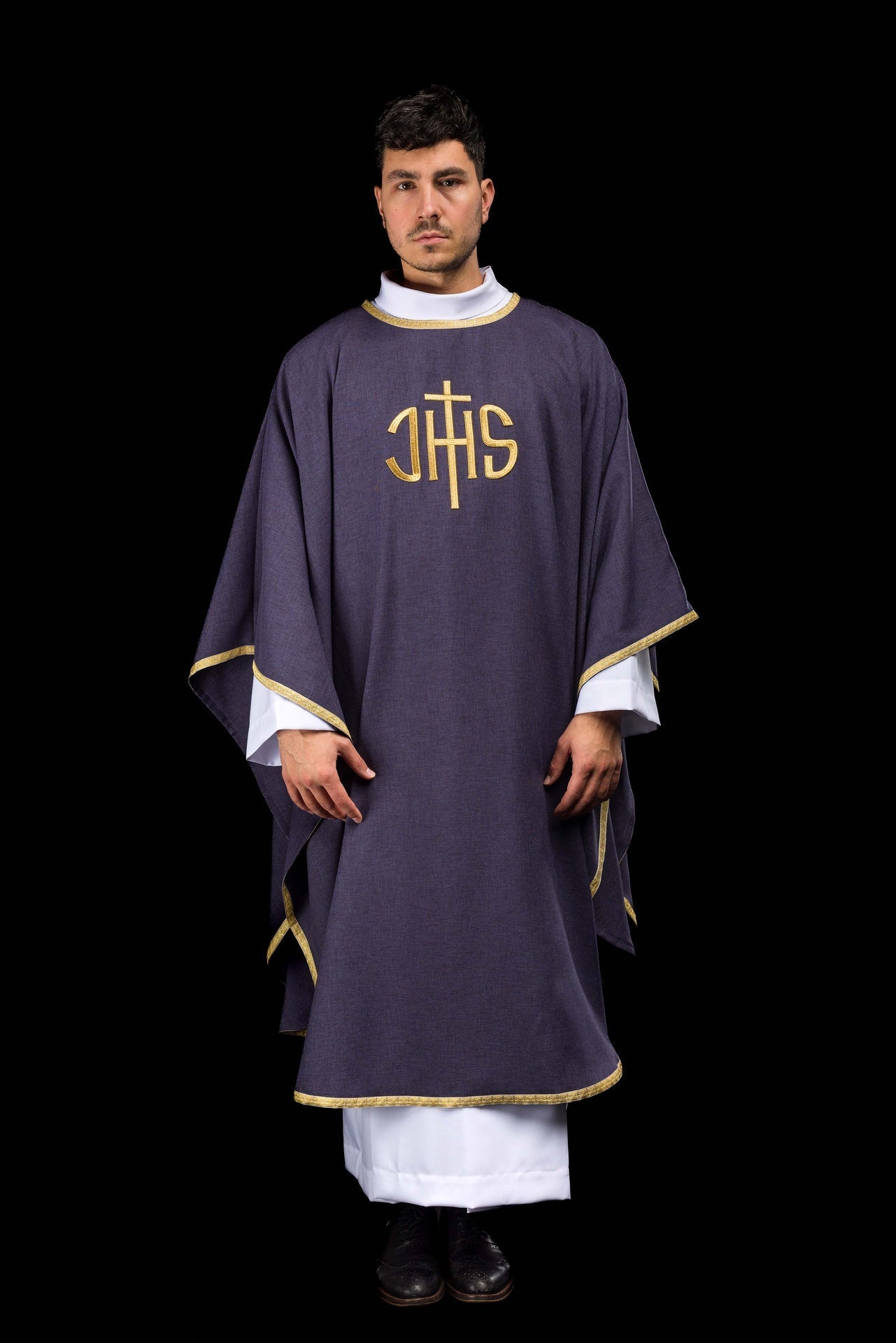 Violette liturgische Kasel mit goldener IHS-Stickerei - MESSGEWANDER.DE