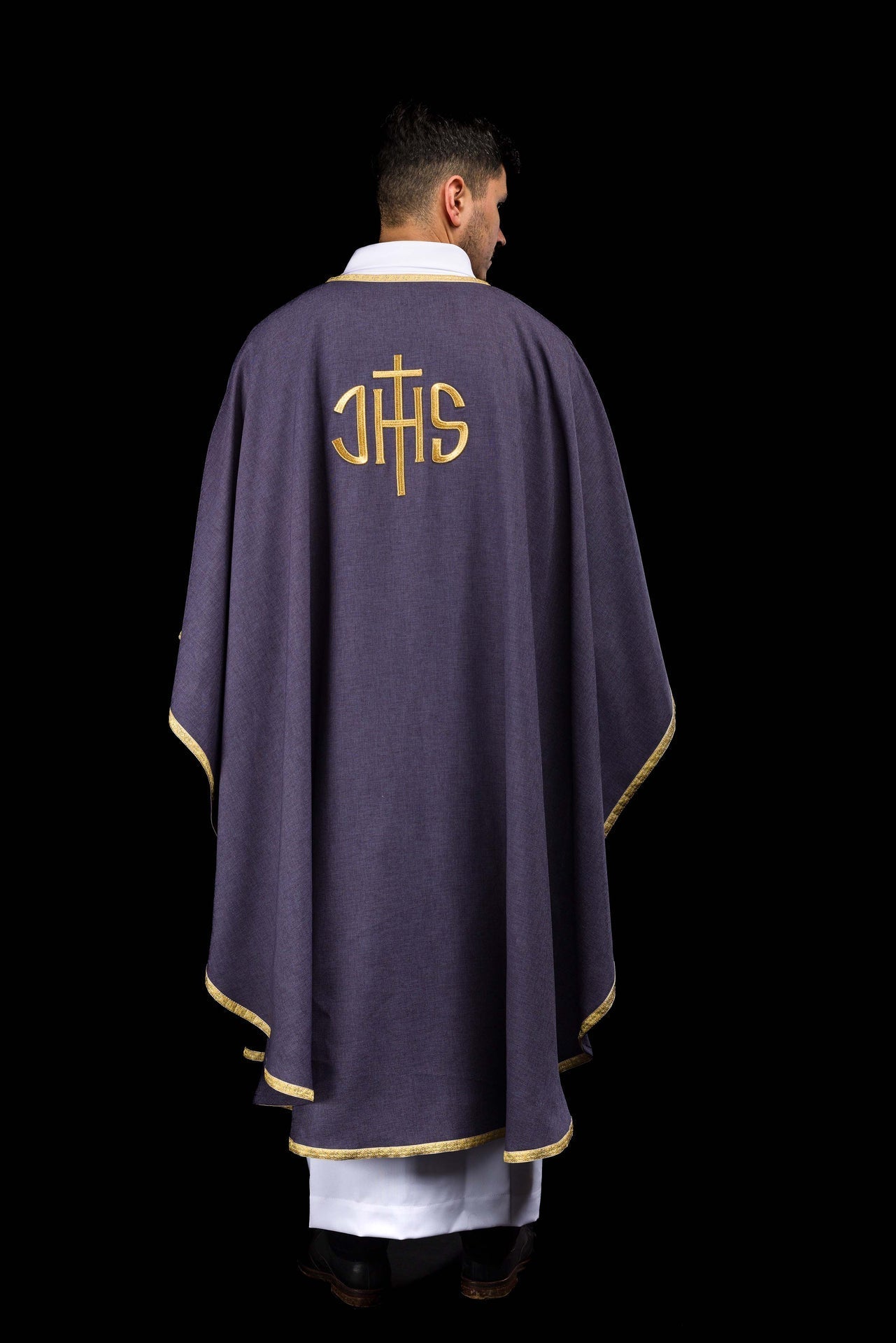 Violette liturgische Kasel mit goldener IHS-Stickerei - MESSGEWANDER.DE