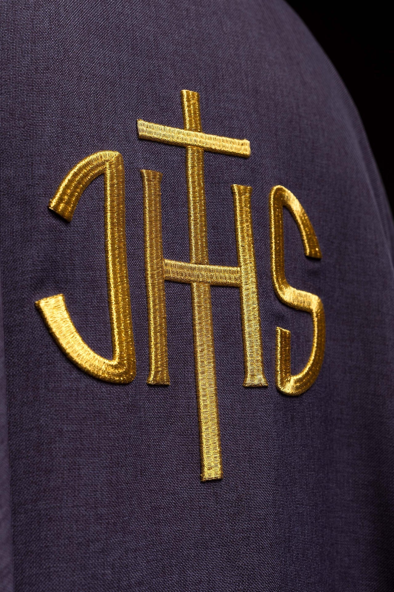 Violette liturgische Kasel mit goldener IHS-Stickerei - MESSGEWANDER.DE