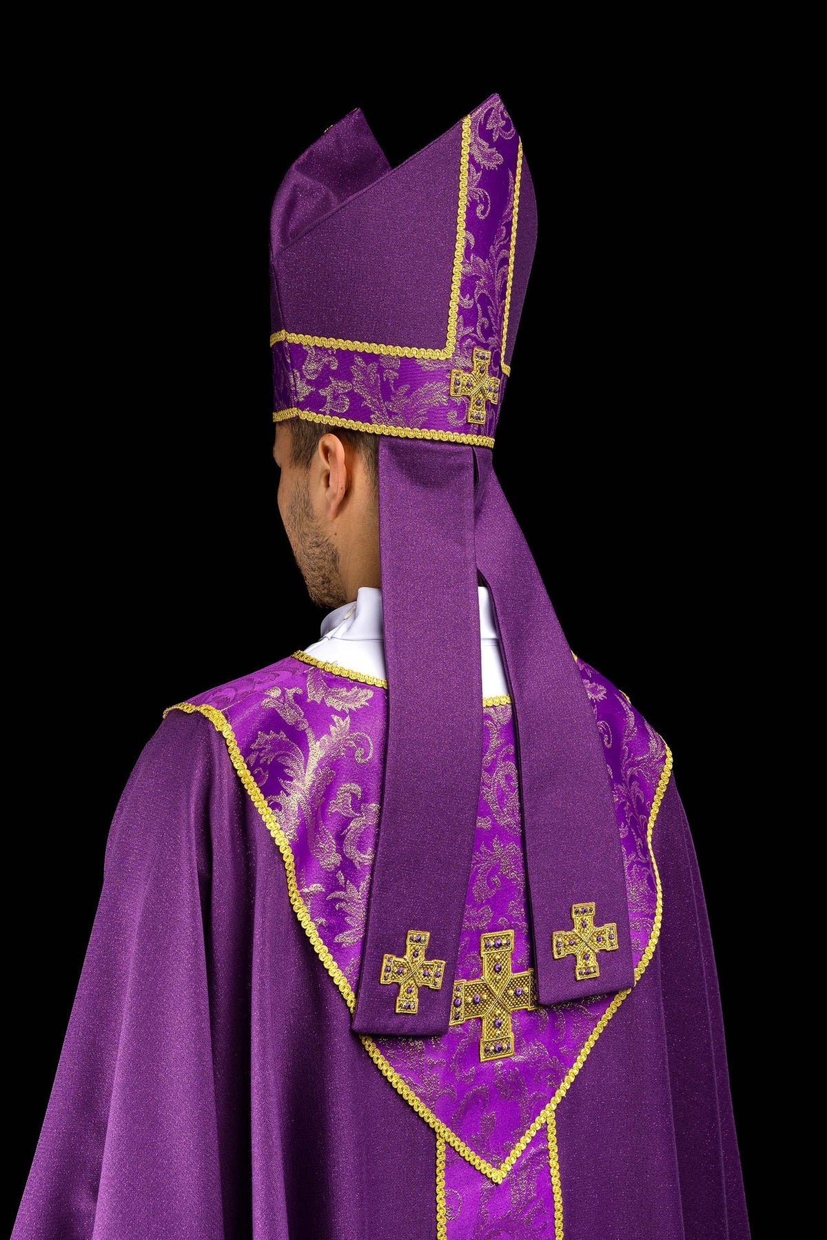 Violette Mitra mit gesticktem Kreuz verziert mit Jacquardstoff - MESSGEWANDER.DE