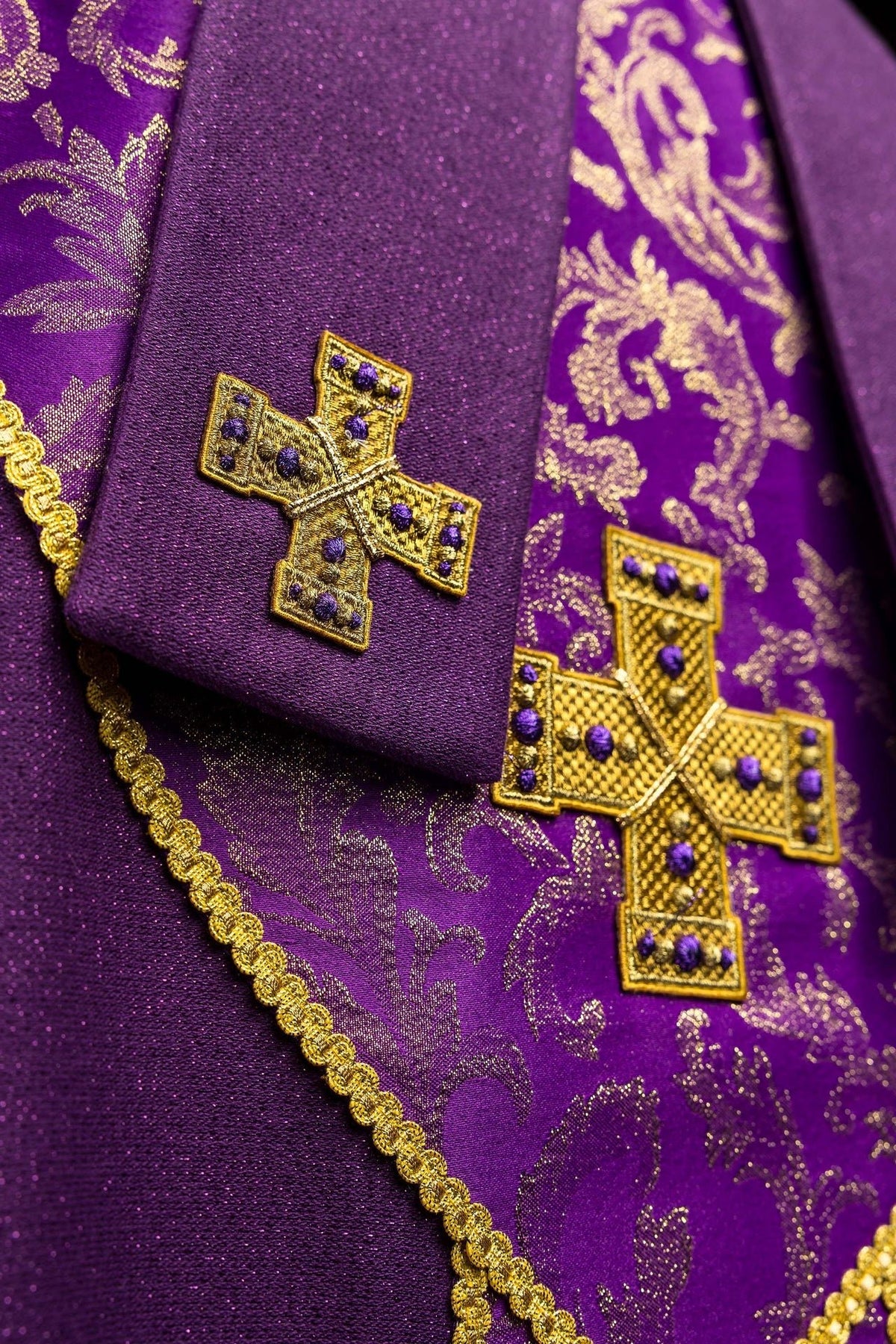 Violette Mitra mit gesticktem Kreuz verziert mit Jacquardstoff - MESSGEWANDER.DE