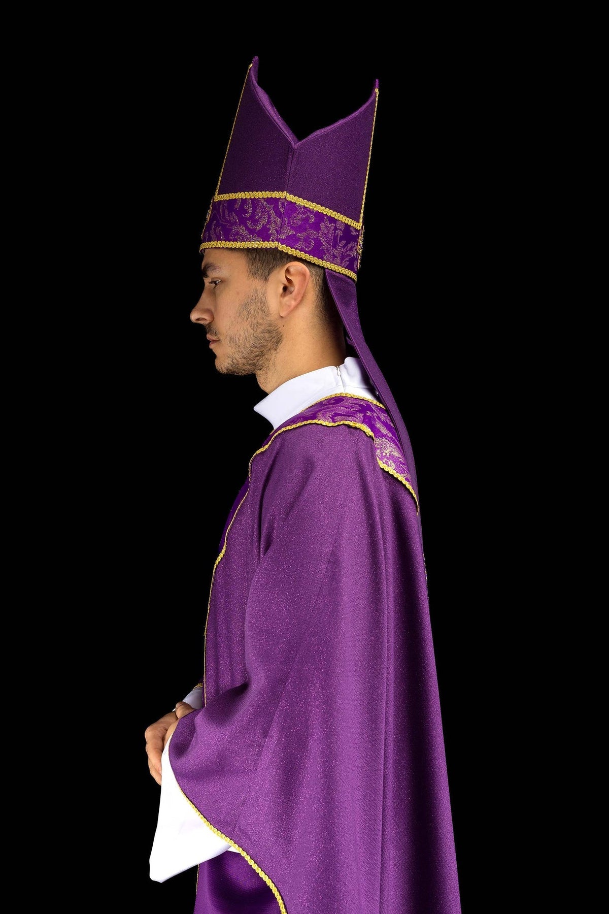 Violette Mitra mit gesticktem Kreuz verziert mit Jacquardstoff - MESSGEWANDER.DE