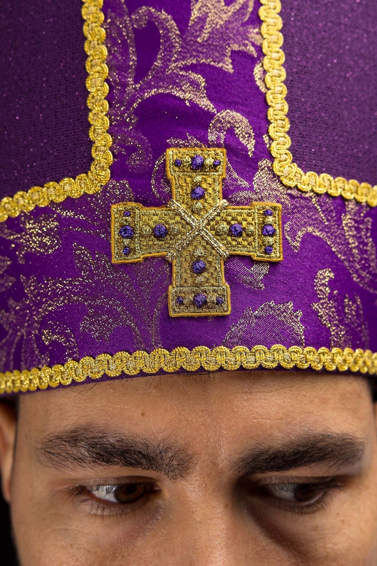 Violette Mitra mit gesticktem Kreuz verziert mit Jacquardstoff - MESSGEWANDER.DE