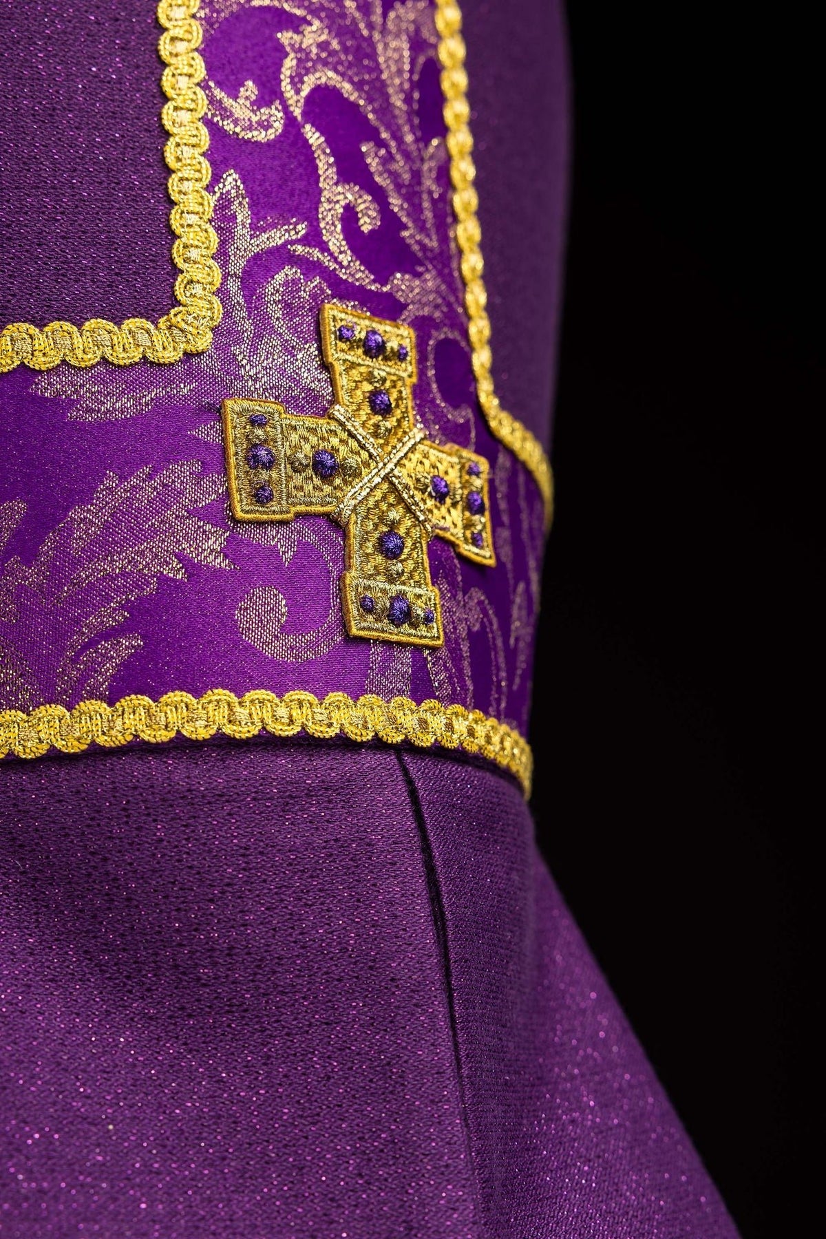 Violette Mitra mit gesticktem Kreuz verziert mit Jacquardstoff - MESSGEWANDER.DE