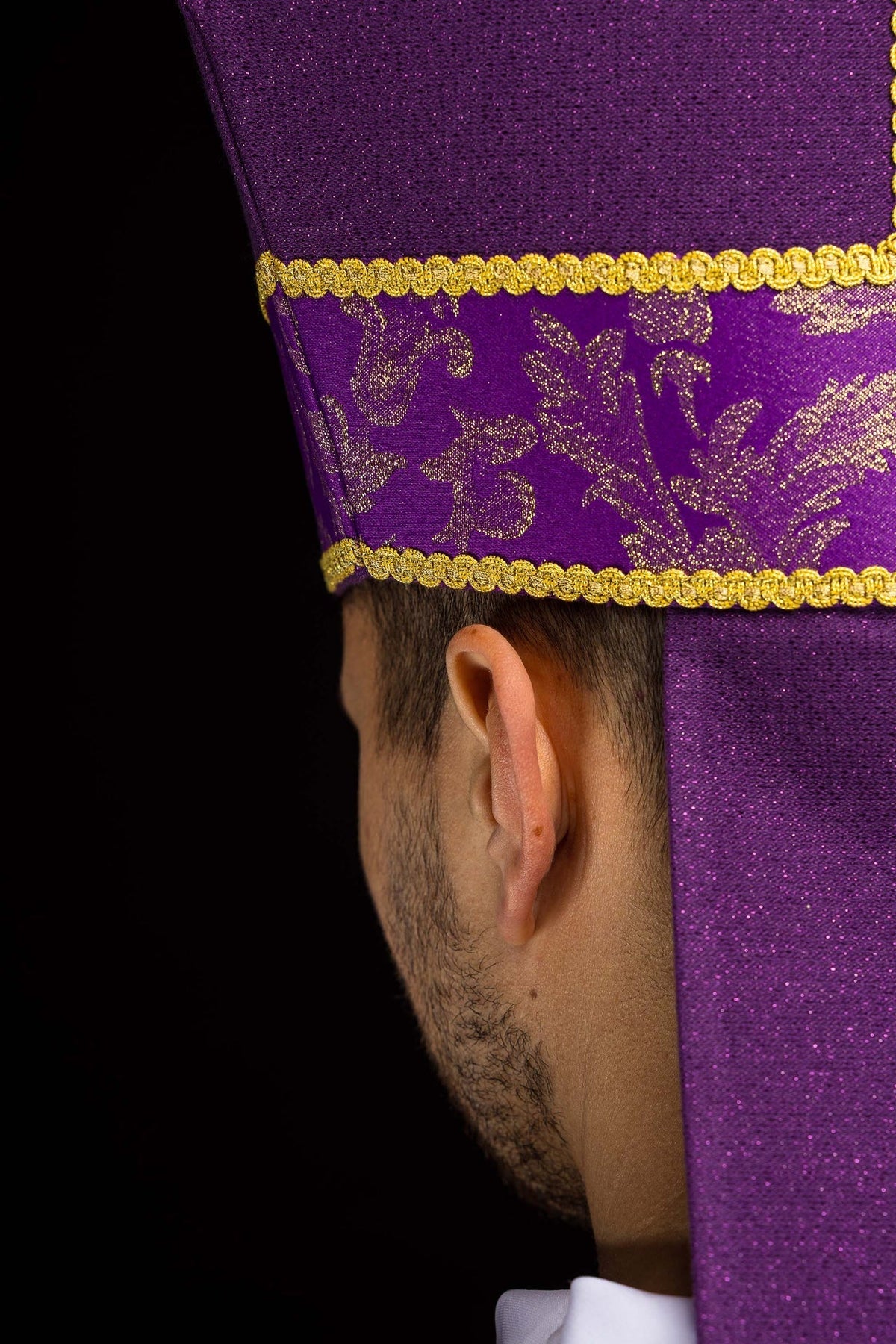 Violette Mitra mit gesticktem Kreuz verziert mit Jacquardstoff - MESSGEWANDER.DE
