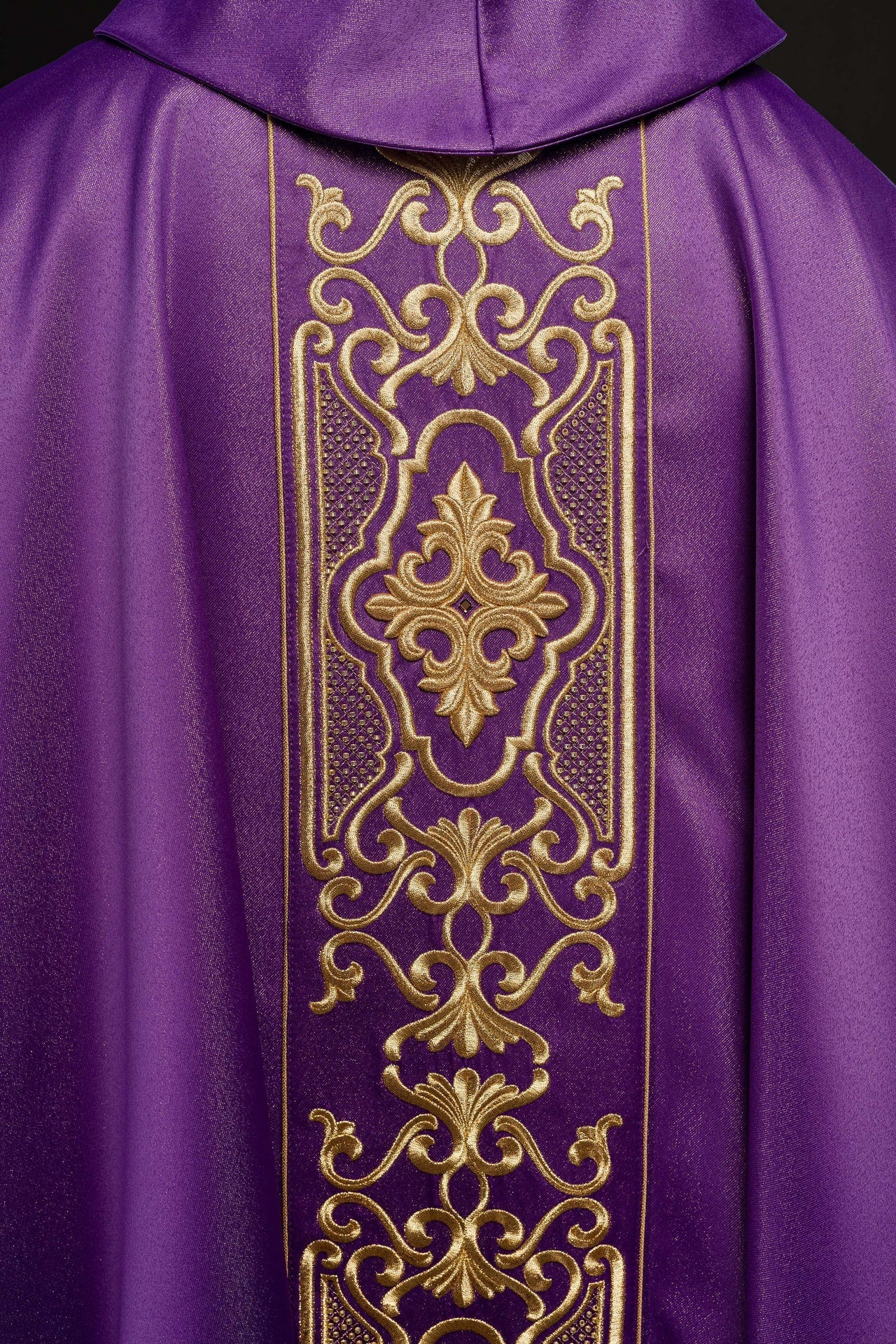 Violette, reich bestickte, schimmernde Kasel - MESSGEWANDER.DE