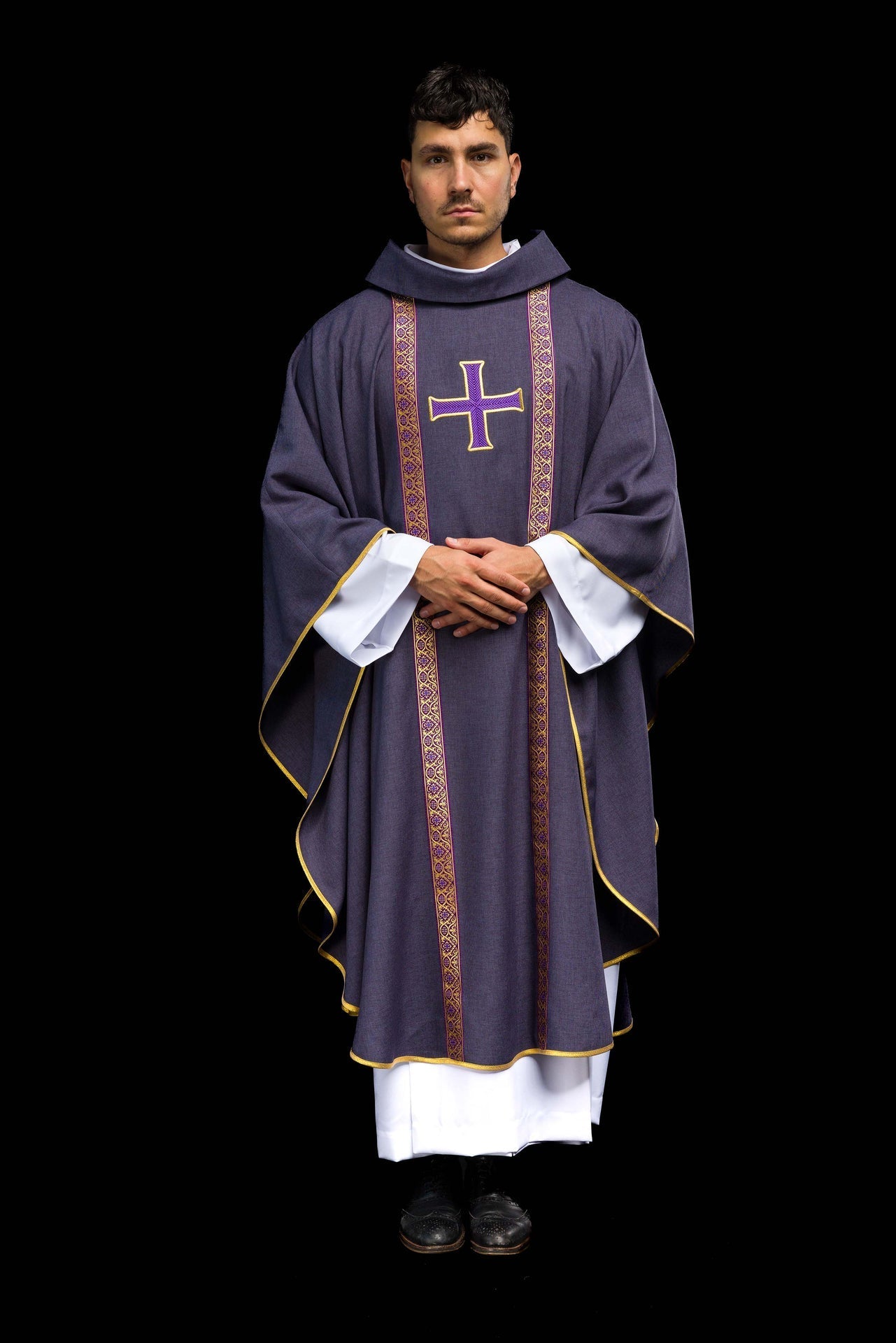 Violettes liturgisches Messgewand mit gesticktem Kreuz und Jacquardbändern - MESSGEWANDER.DE