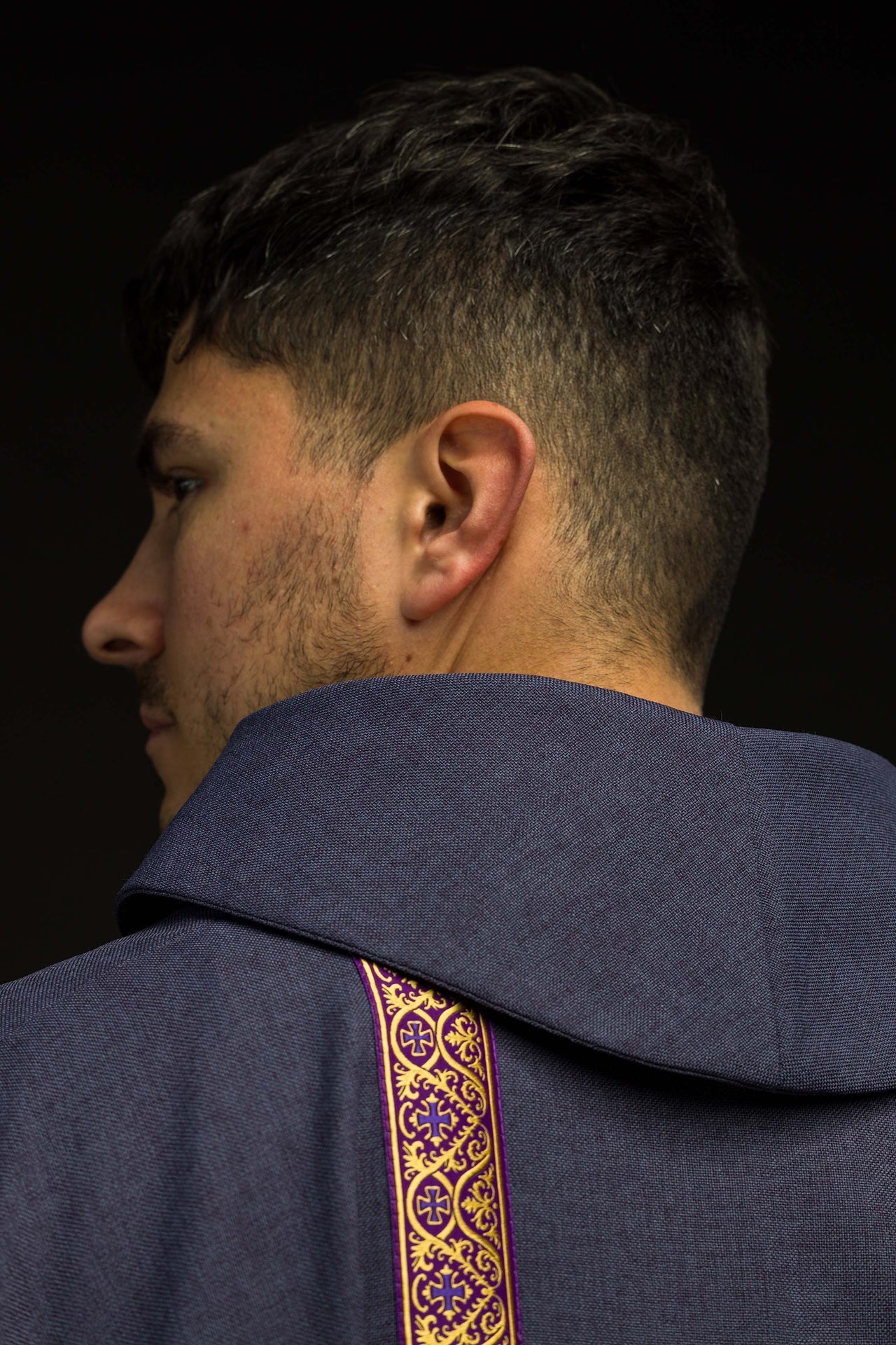 Violettes liturgisches Messgewand mit gesticktem Kreuz und Jacquardbändern - MESSGEWANDER.DE