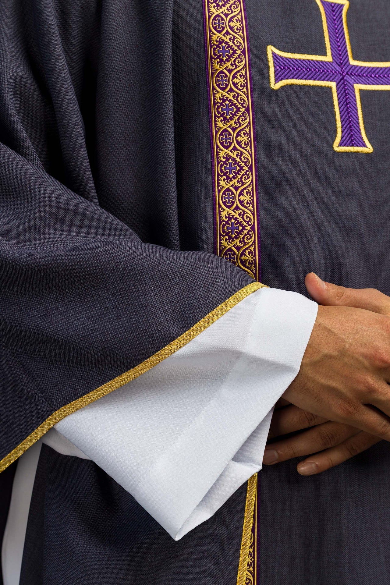Violettes liturgisches Messgewand mit gesticktem Kreuz und Jacquardbändern - MESSGEWANDER.DE