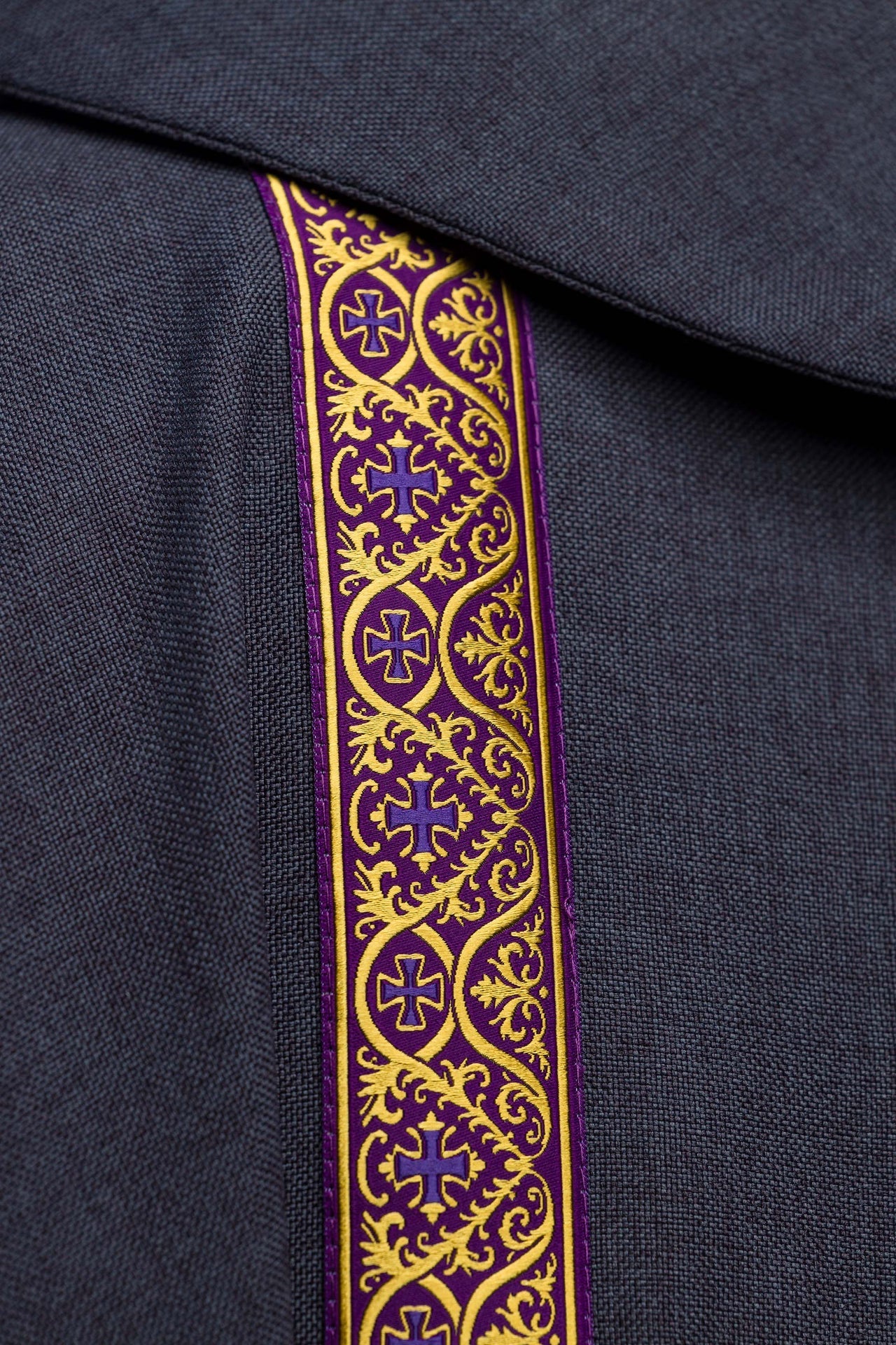 Violettes liturgisches Messgewand mit gesticktem Kreuz und Jacquardbändern - MESSGEWANDER.DE
