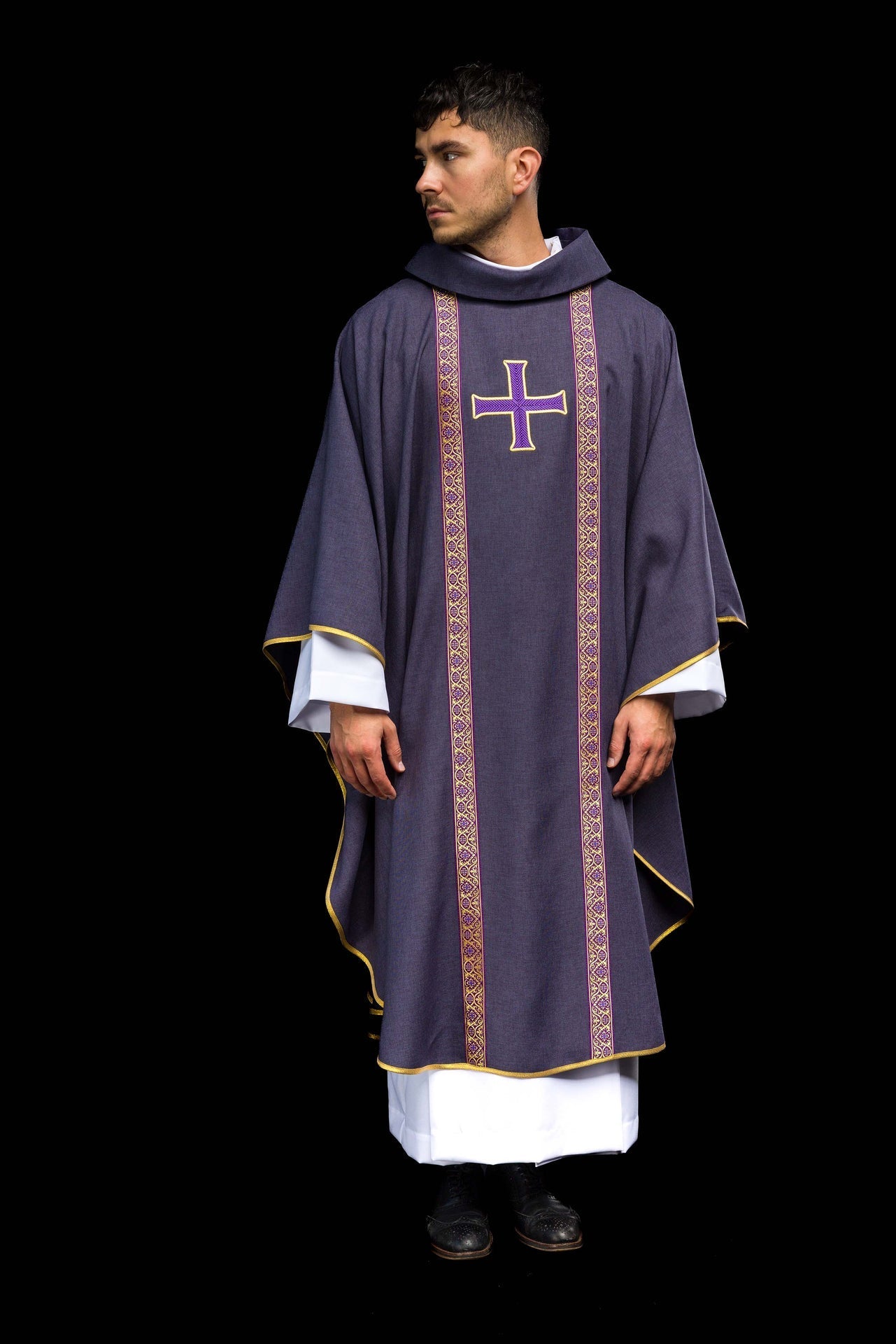 Violettes liturgisches Messgewand mit gesticktem Kreuz und Jacquardbändern - MESSGEWANDER.DE