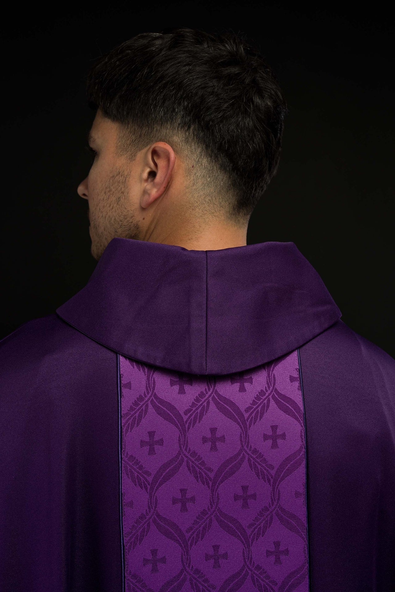 Violettes Messgewand mit Jacquard-Streifen und Kreuzmotiven - MESSGEWANDER.DE