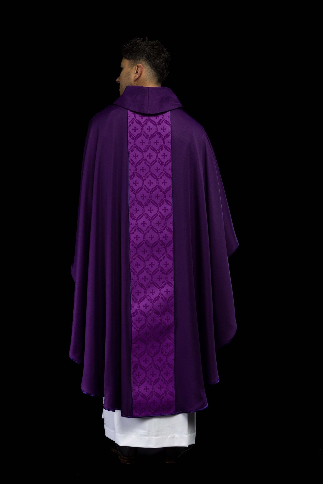 Violettes Messgewand mit Jacquard-Streifen und Kreuzmotiven - MESSGEWANDER.DE