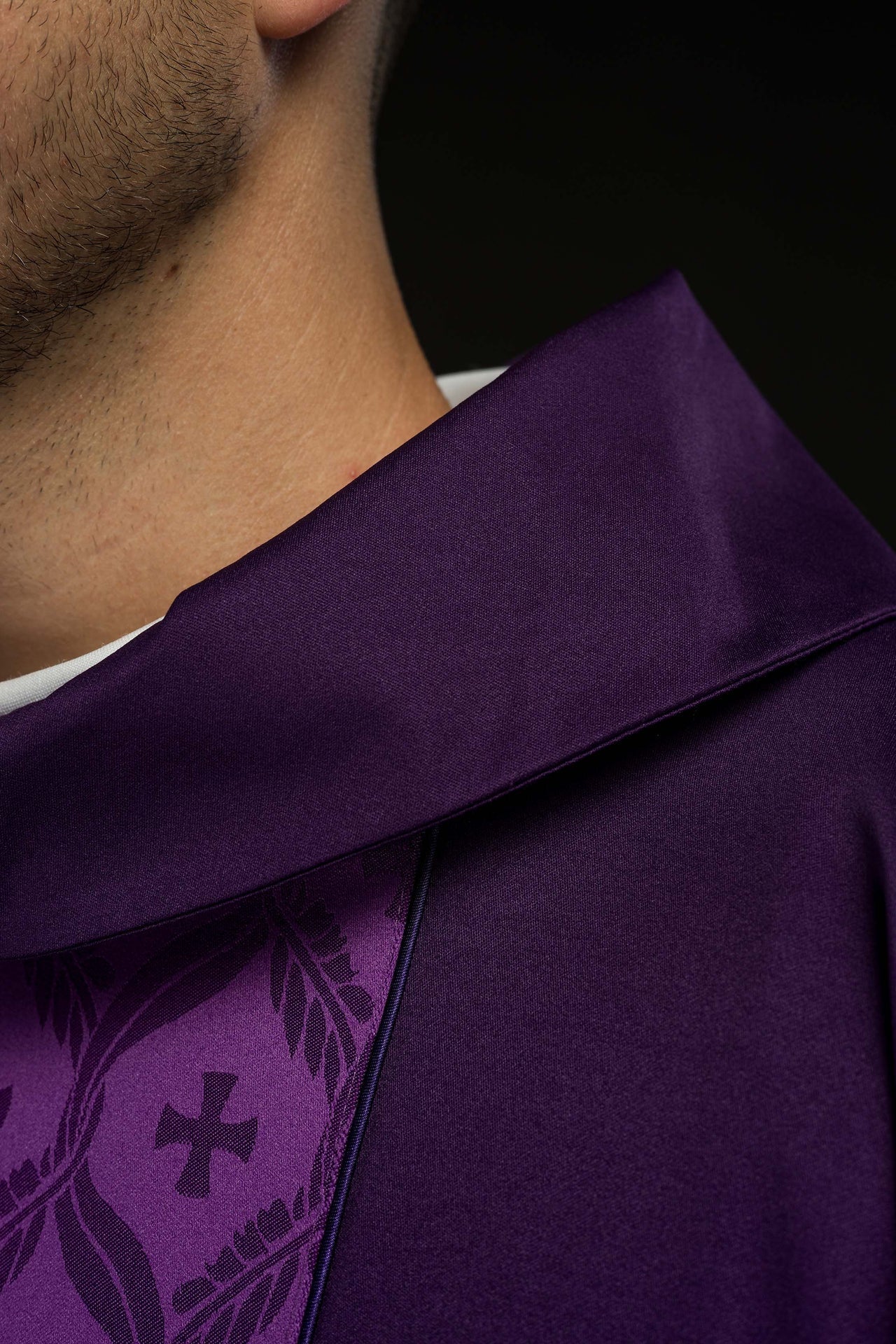 Violettes Messgewand mit Jacquard-Streifen und Kreuzmotiven - MESSGEWANDER.DE