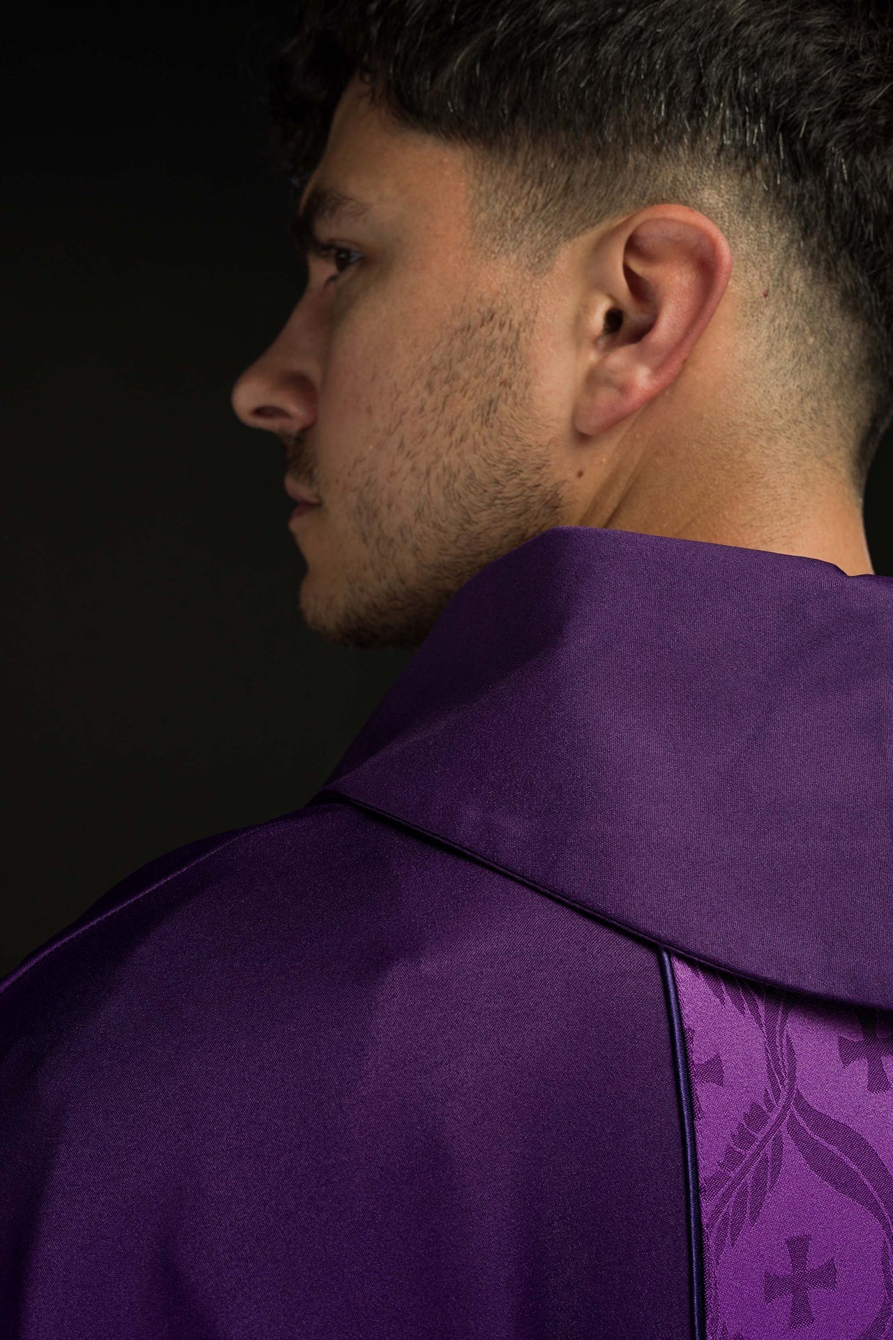 Violettes Messgewand mit Jacquard-Streifen und Kreuzmotiven - MESSGEWANDER.DE