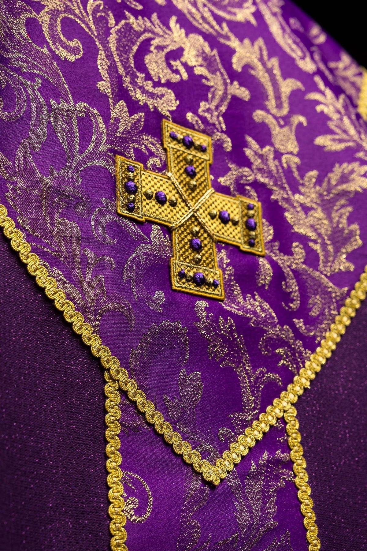 Violettes Messgewand mit Kreuz verziert mit Jacquardstoff - MESSGEWANDER.DE