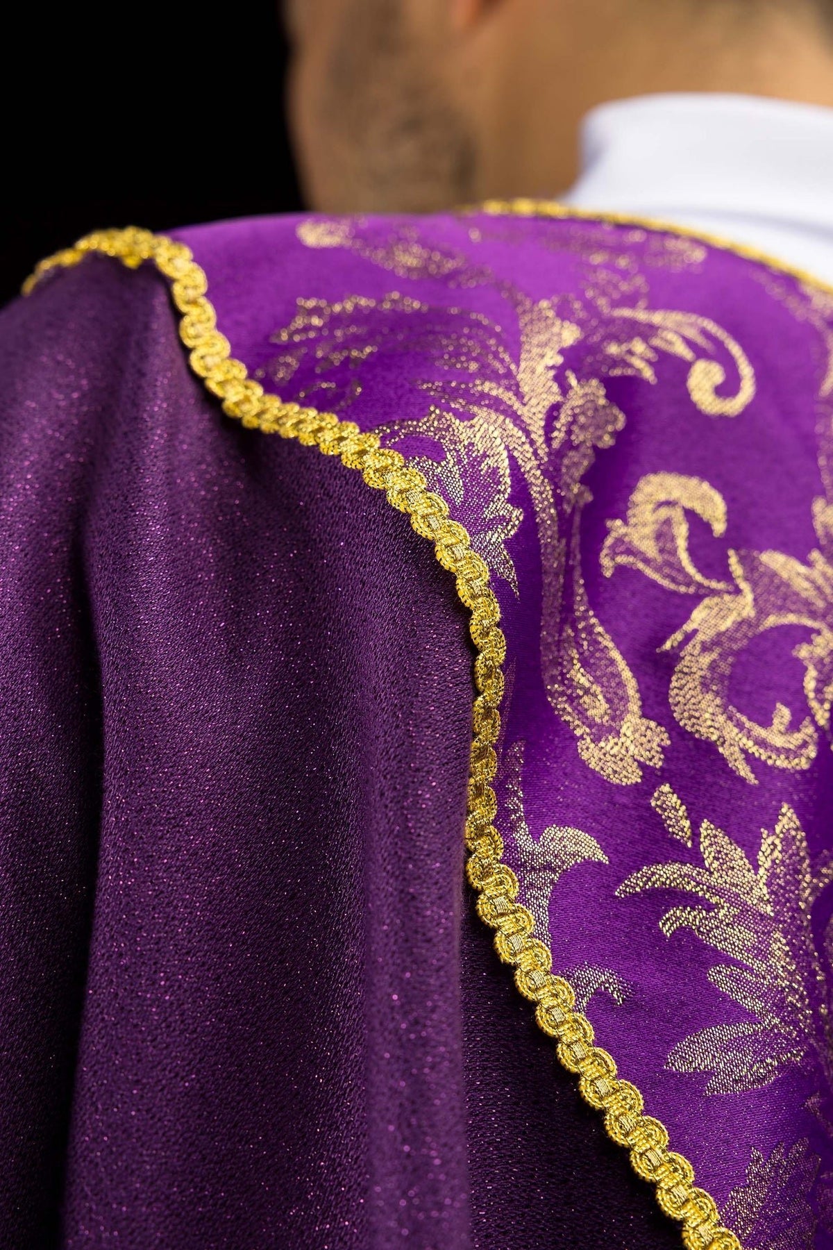 Violettes Messgewand mit Kreuz verziert mit Jacquardstoff - MESSGEWANDER.DE