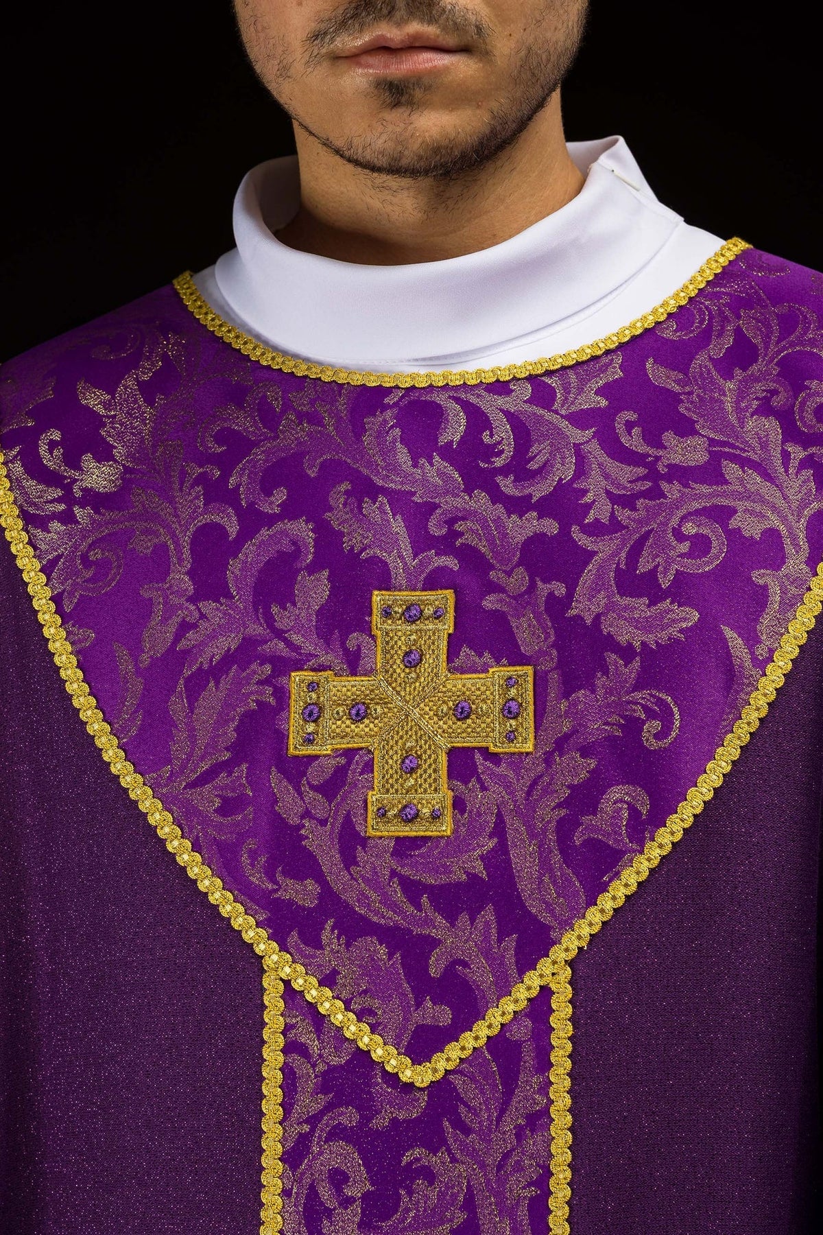 Violettes Messgewand mit Kreuz verziert mit Jacquardstoff - MESSGEWANDER.DE