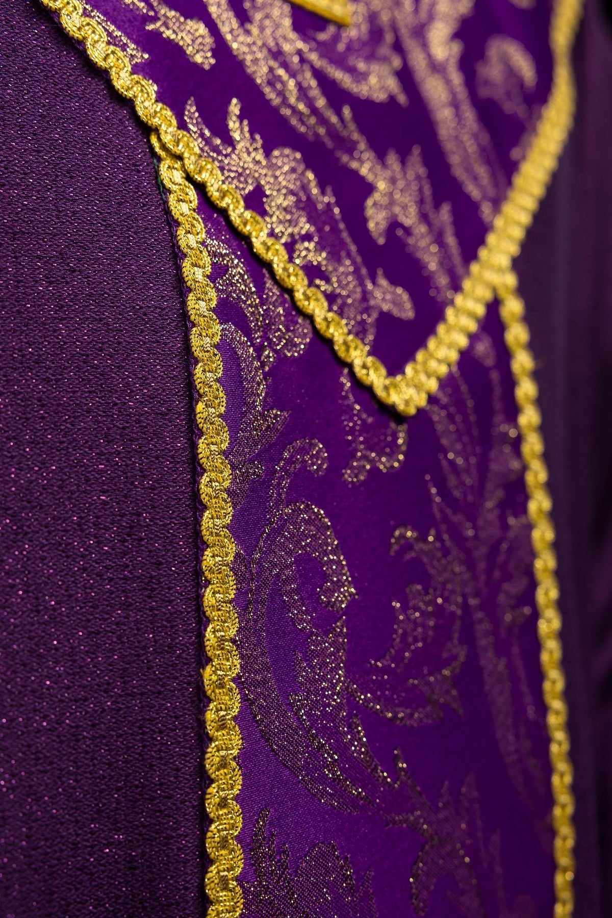 Violettes Messgewand mit Kreuz verziert mit Jacquardstoff - MESSGEWANDER.DE