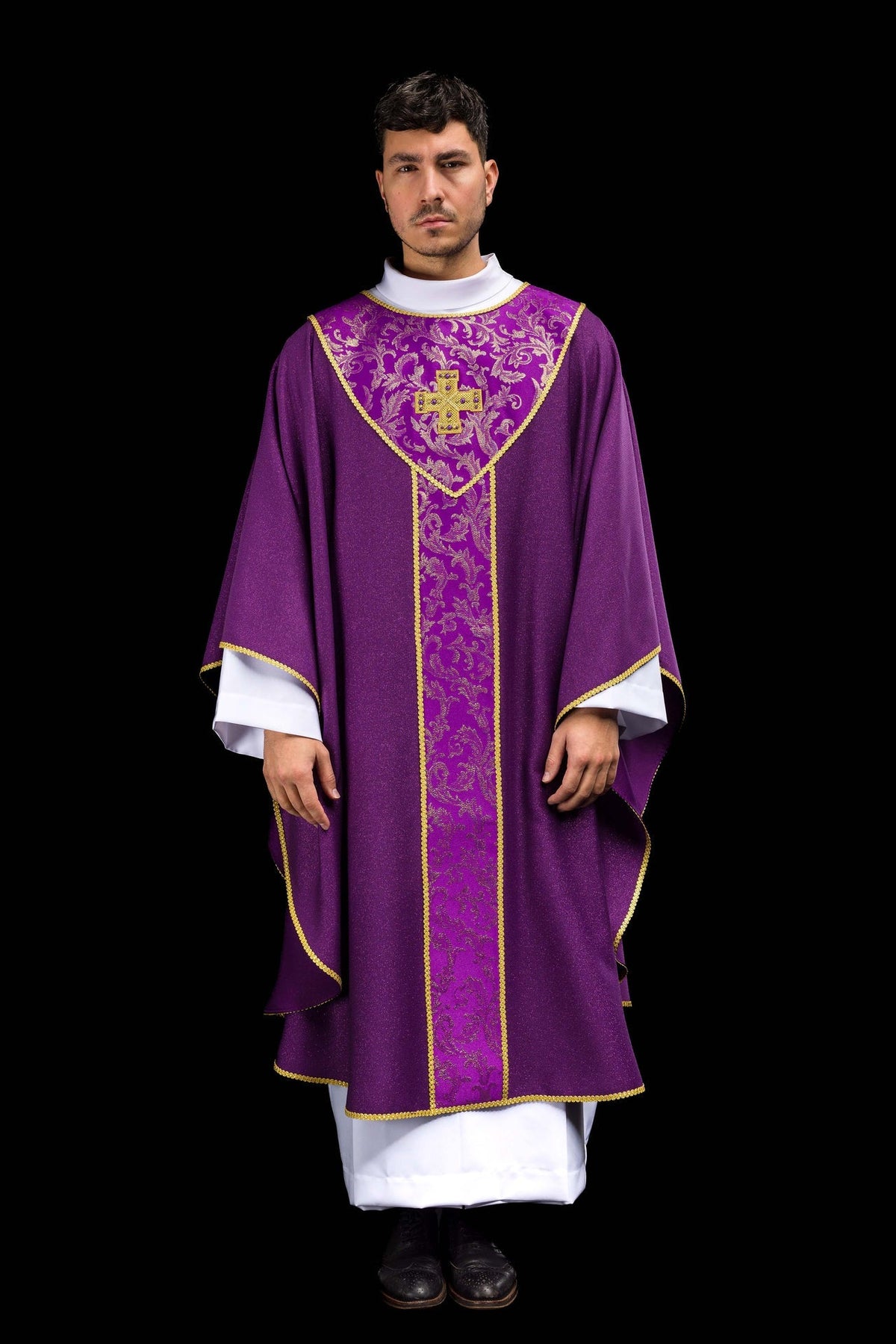 Violettes Messgewand mit Kreuz verziert mit Jacquardstoff - MESSGEWANDER.DE