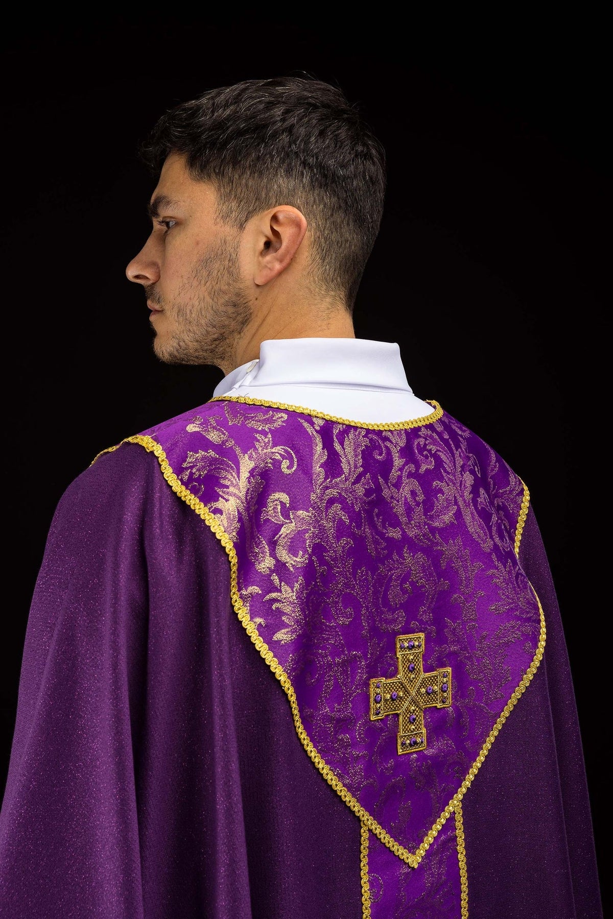 Violettes Messgewand mit Kreuz verziert mit Jacquardstoff - MESSGEWANDER.DE