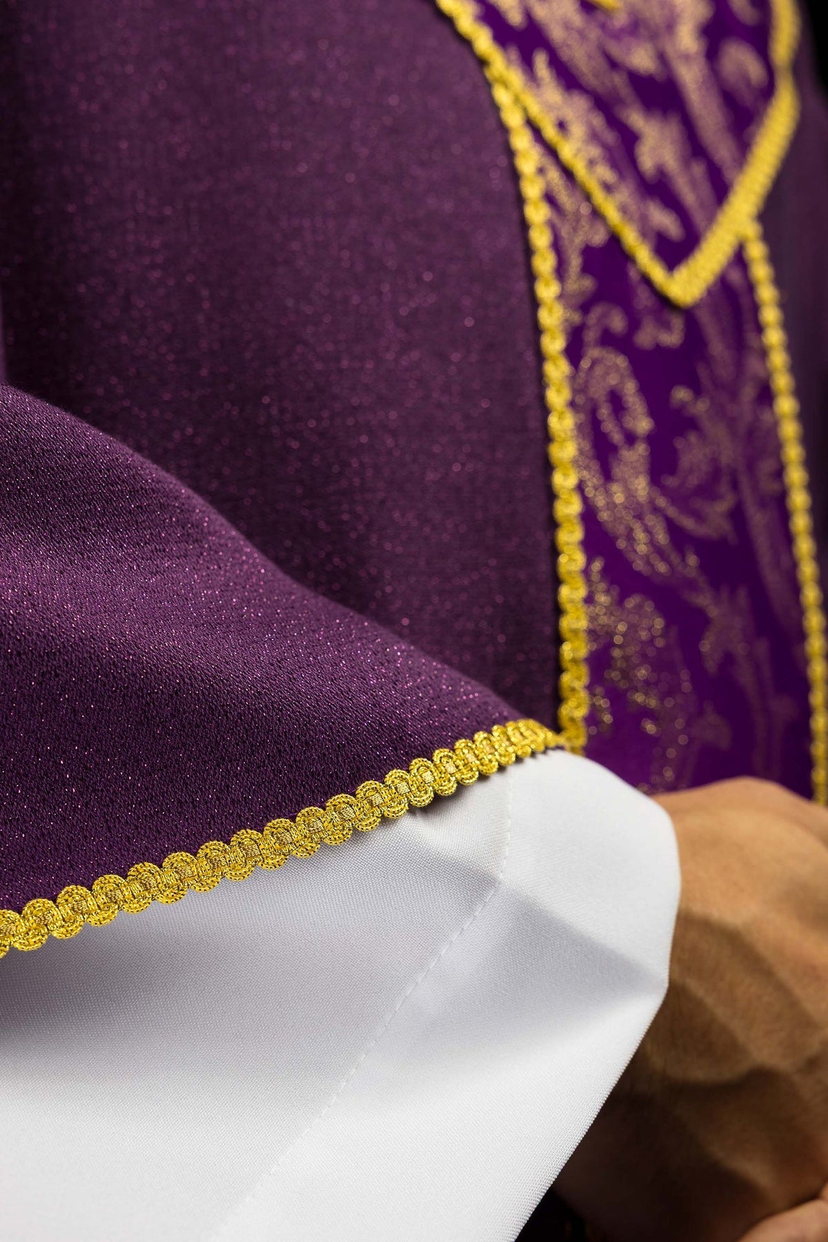 Violettes Messgewand mit Kreuz verziert mit Jacquardstoff - MESSGEWANDER.DE