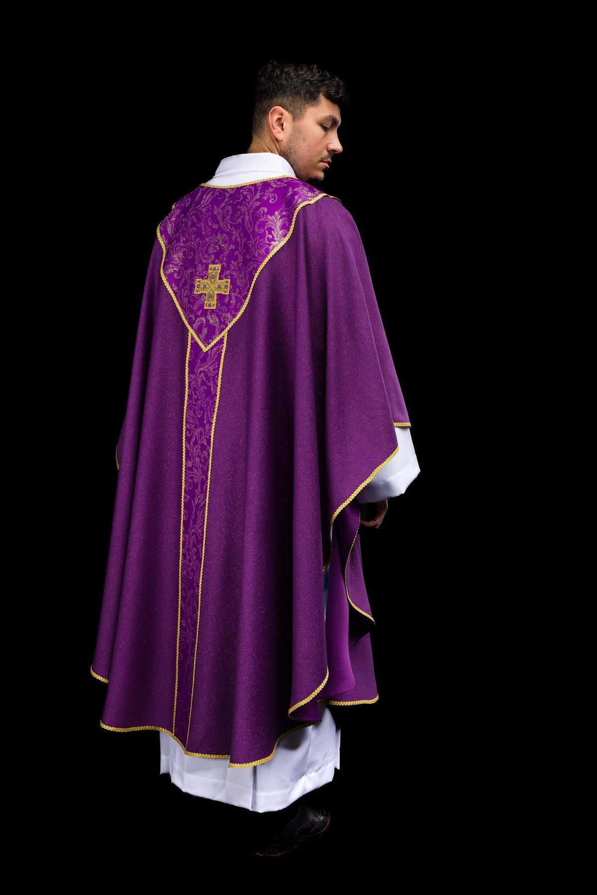 Violettes Messgewand mit Kreuz verziert mit Jacquardstoff - MESSGEWANDER.DE