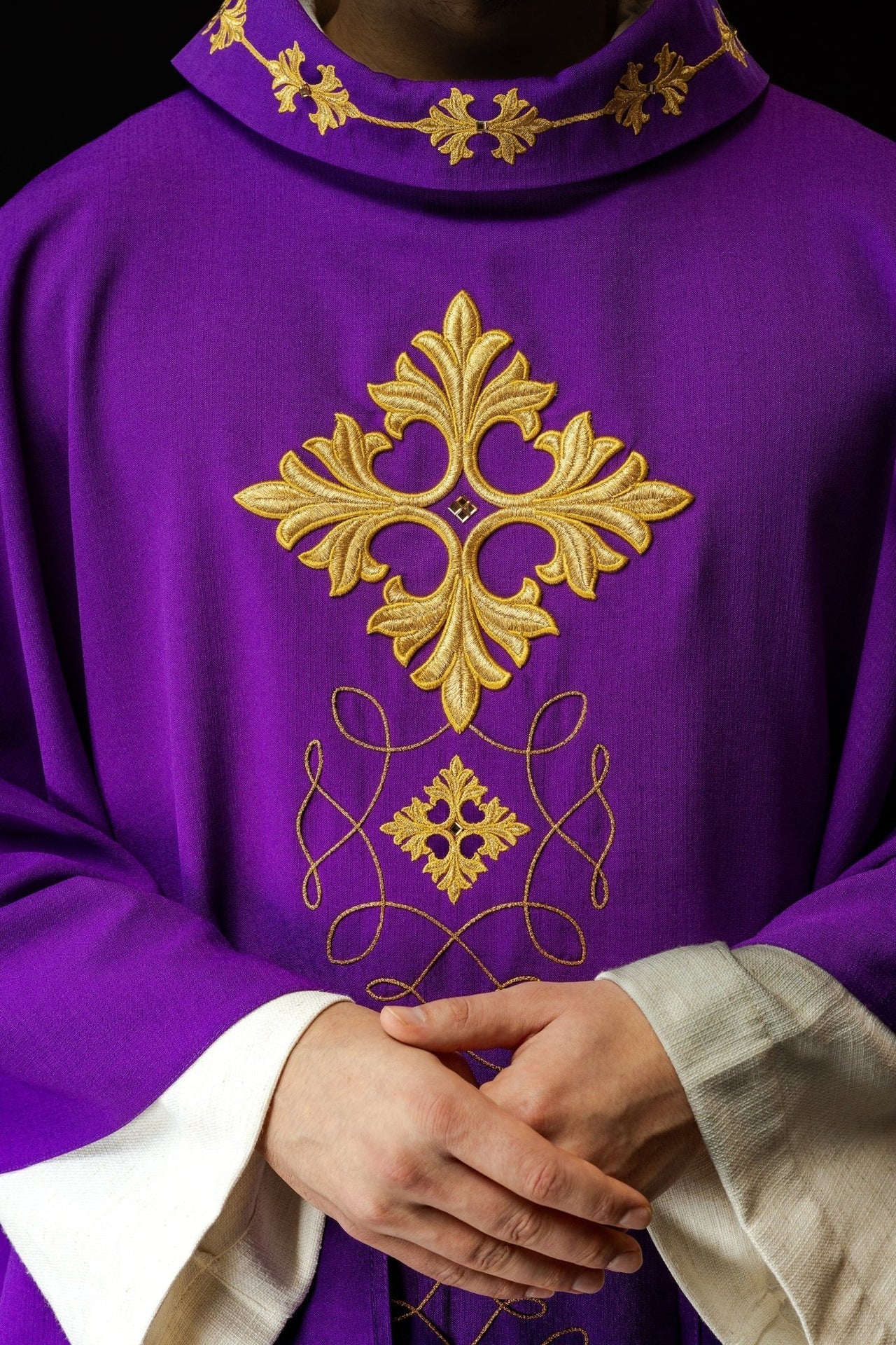 Violettes Messgewand, reich bestickt mit Schnüren und Steinen - MESSGEWANDER.DE
