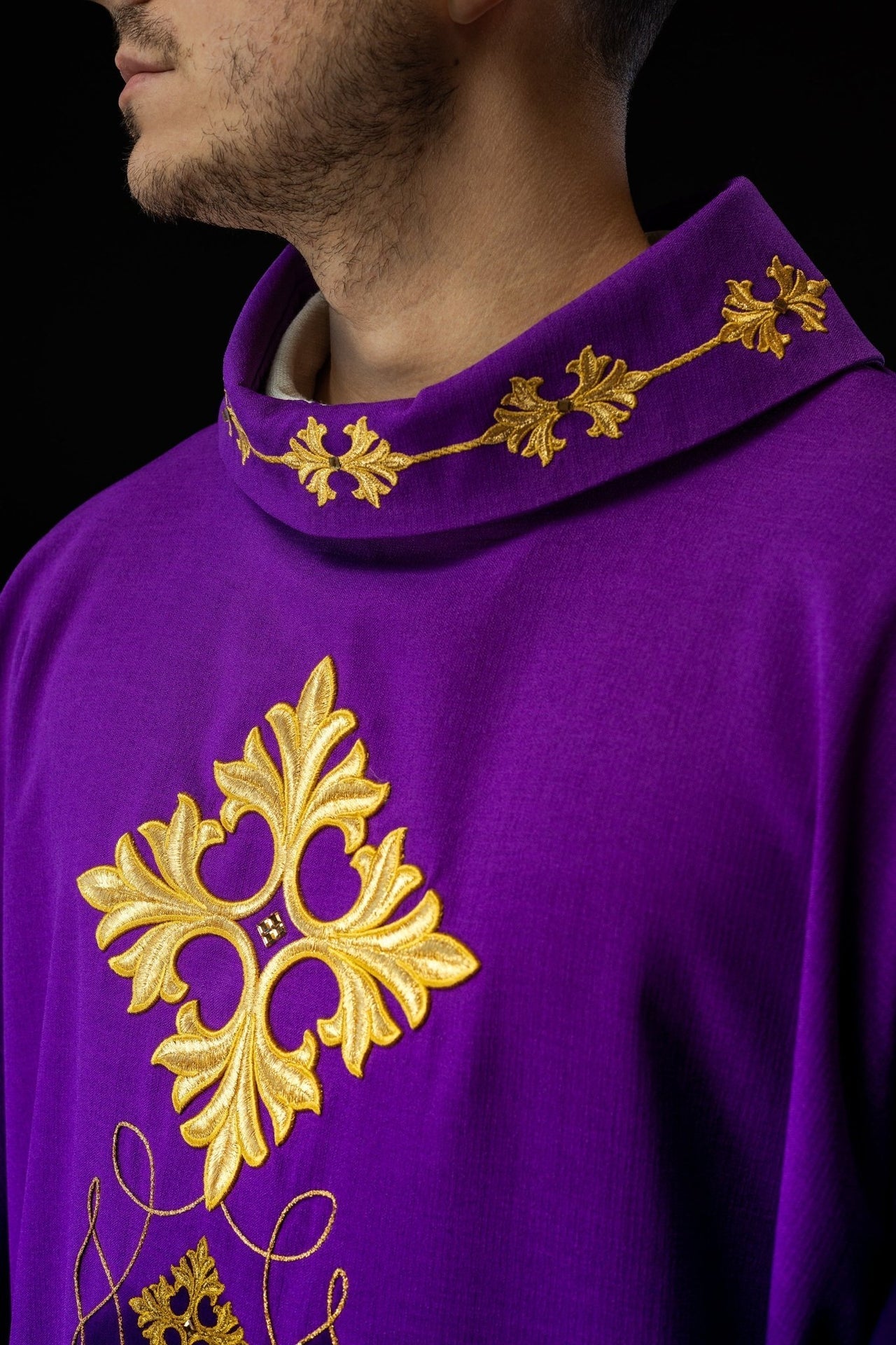 Violettes Messgewand, reich bestickt mit Schnüren und Steinen - MESSGEWANDER.DE