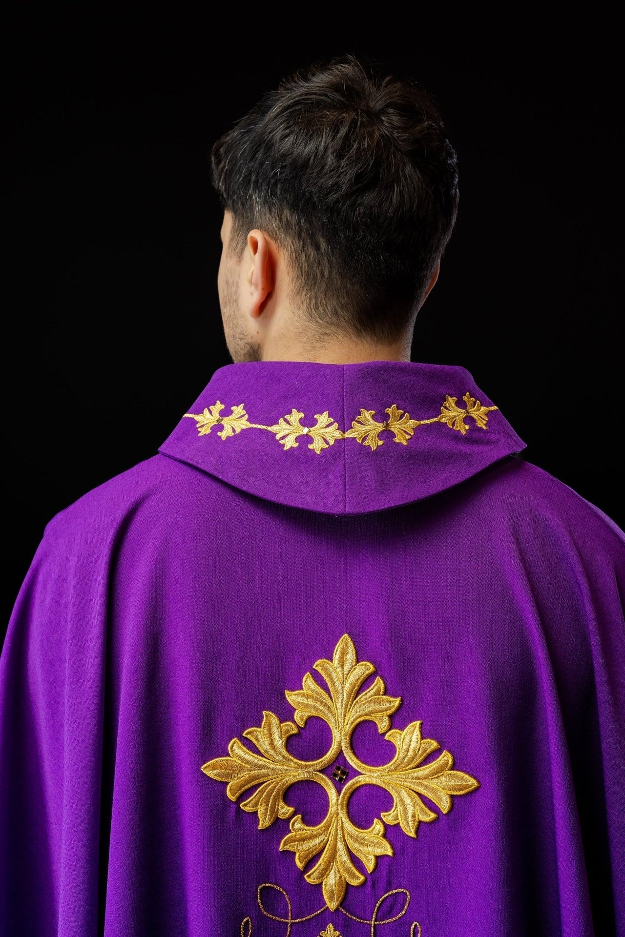 Violettes Messgewand, reich bestickt mit Schnüren und Steinen - MESSGEWANDER.DE
