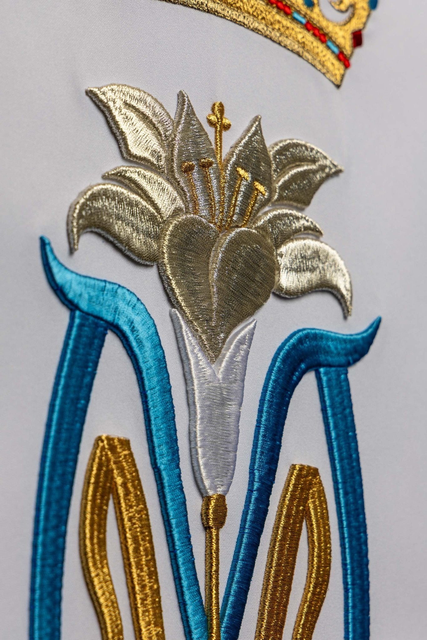 Weiß bestickte Rednerpult-Serviette mit Marienmotiv - MESSGEWANDER.DE