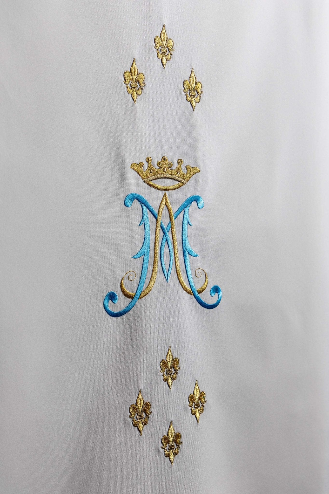 Weiß bestickte Rednerpult Serviette mit Marienmotiv - MESSGEWANDER.DE