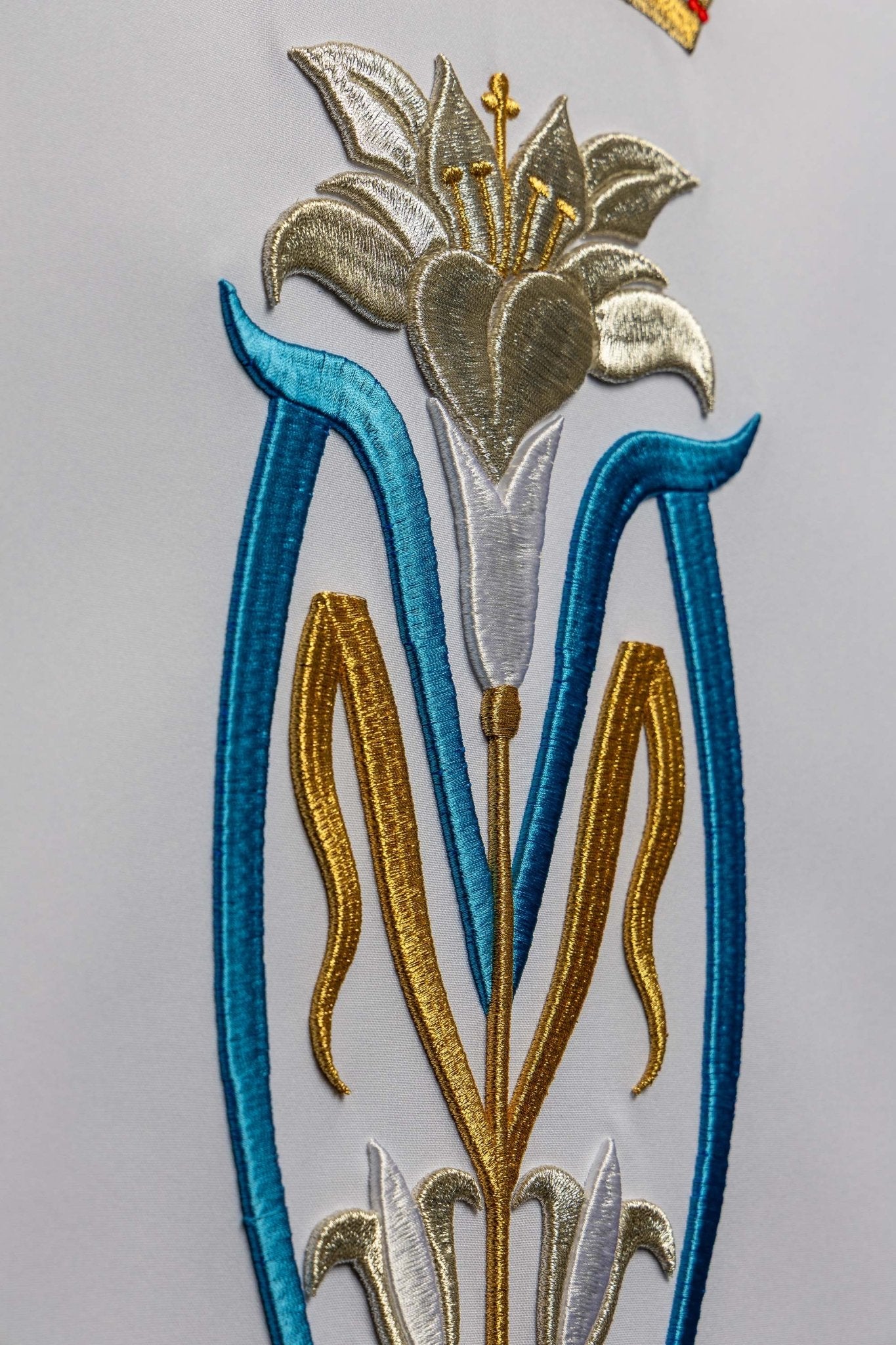 Weiß bestickte Rednerpult-Serviette mit Marienmotiv - MESSGEWANDER.DE