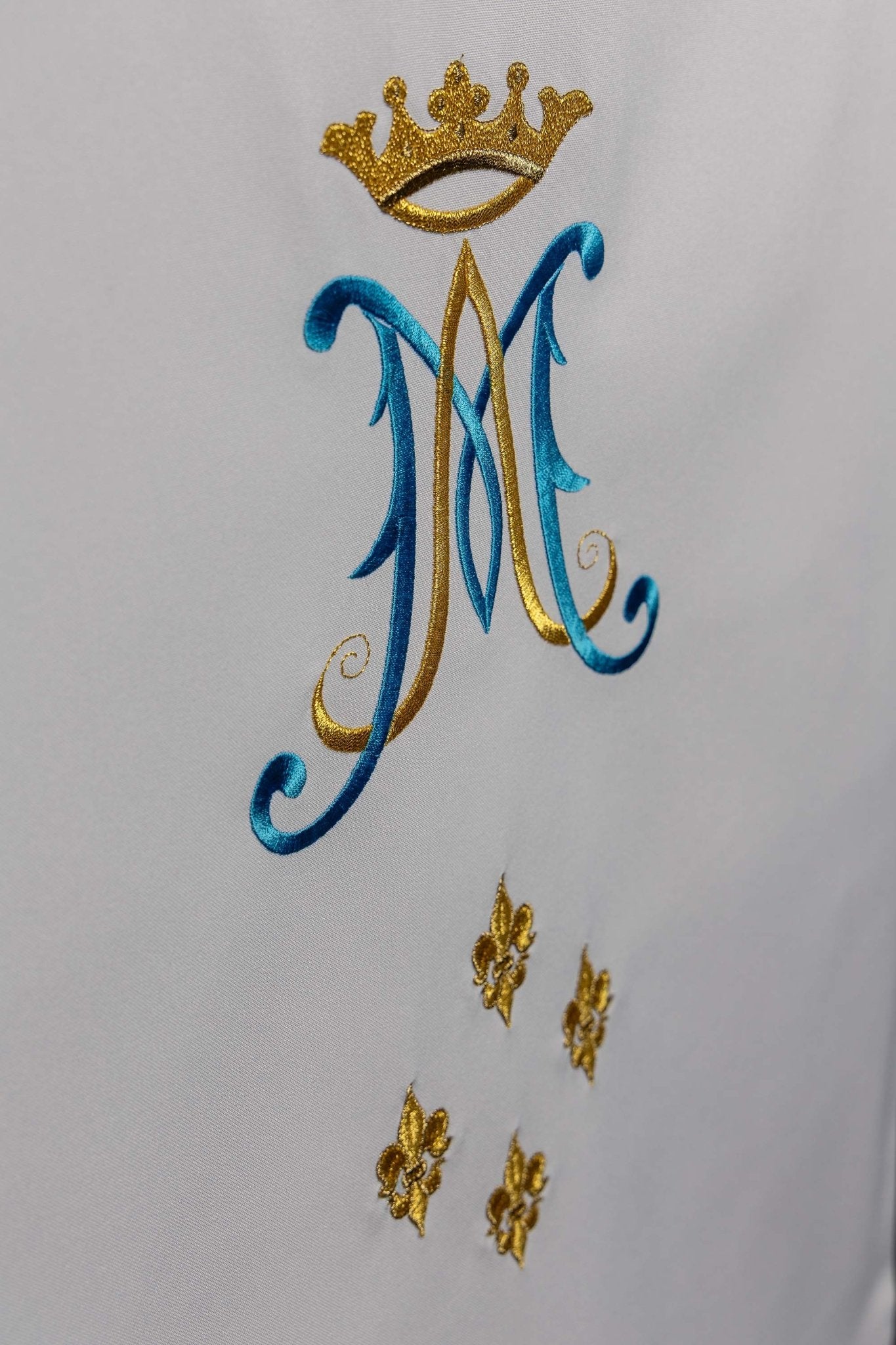 Weiß bestickte Rednerpult Serviette mit Marienmotiv - MESSGEWANDER.DE