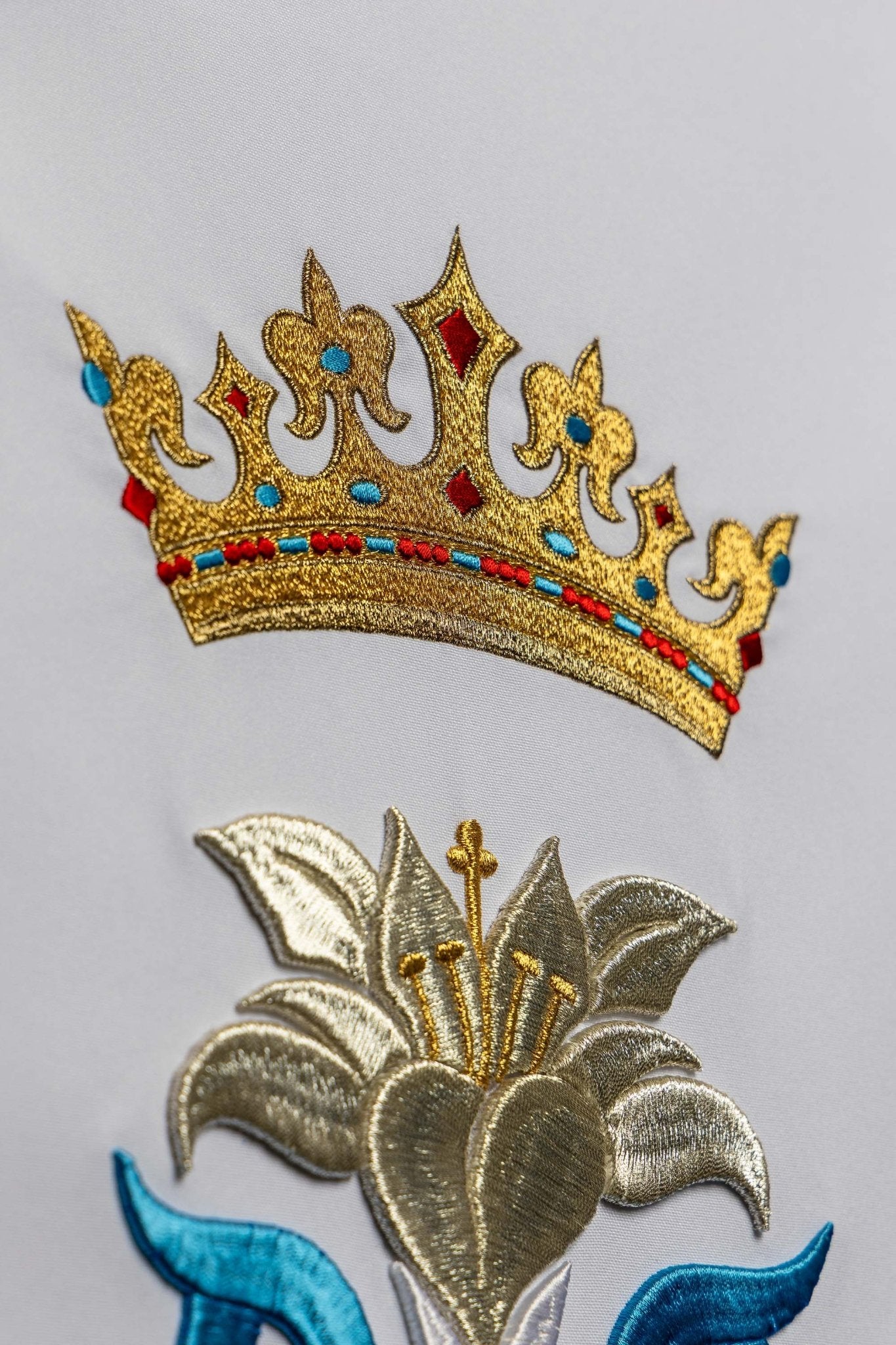 Weiß bestickte Rednerpult-Serviette mit Marienmotiv - MESSGEWANDER.DE