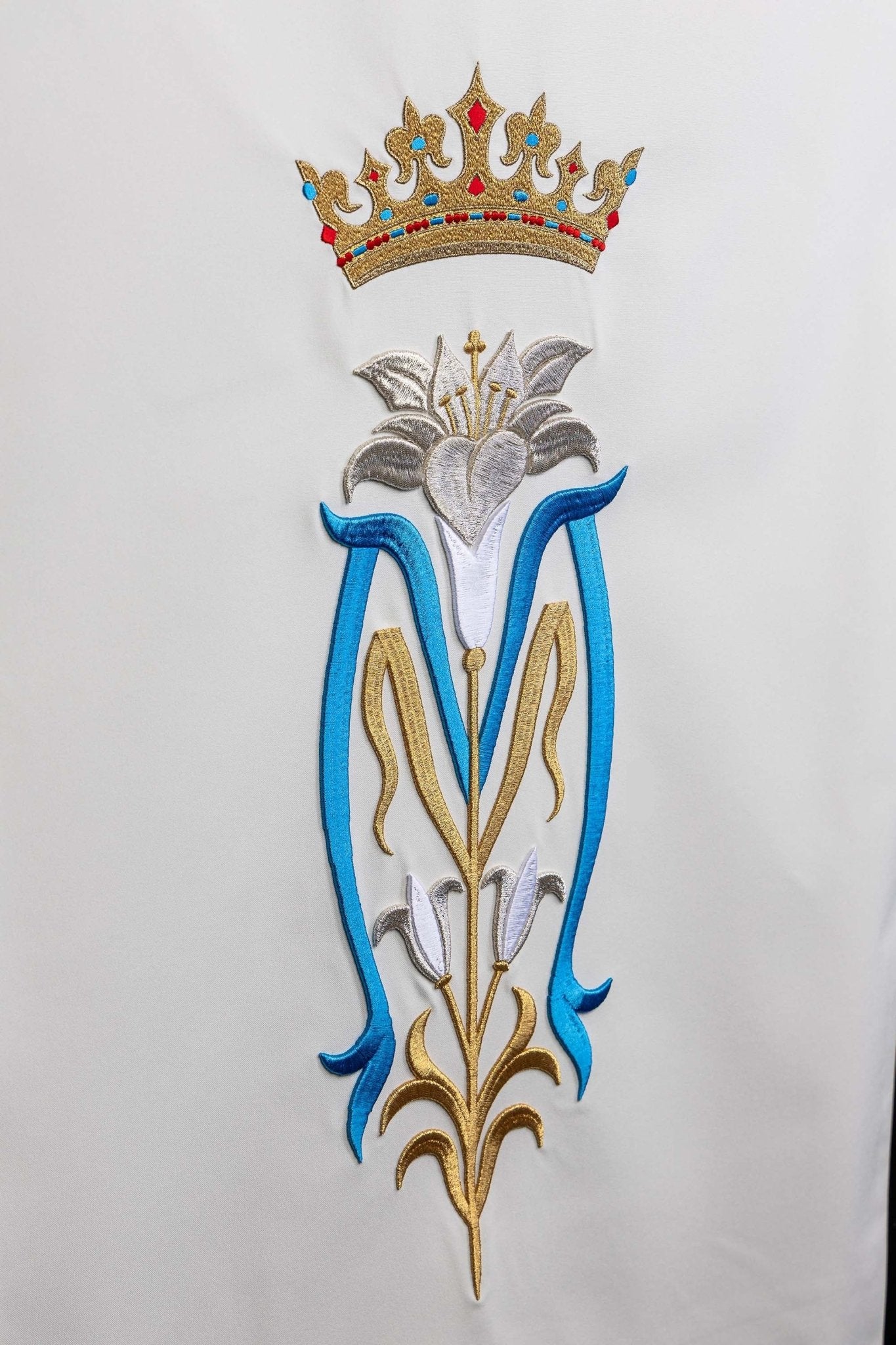 Weiß bestickte Rednerpult-Serviette mit Marienmotiv - MESSGEWANDER.DE