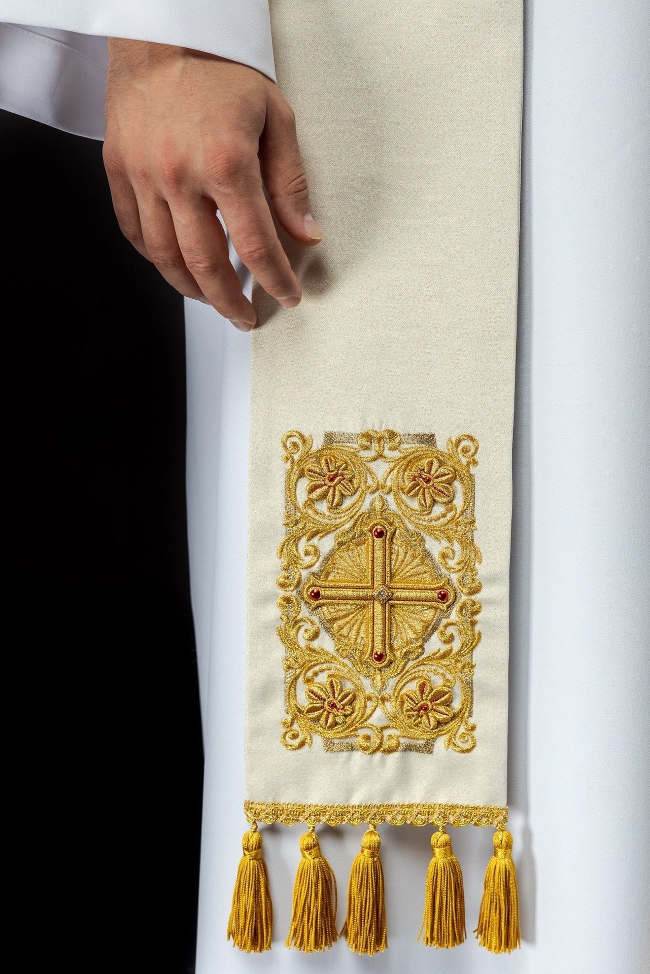 Weiße, mit Steinen bestickte Priesterstola - MESSGEWANDER.DE